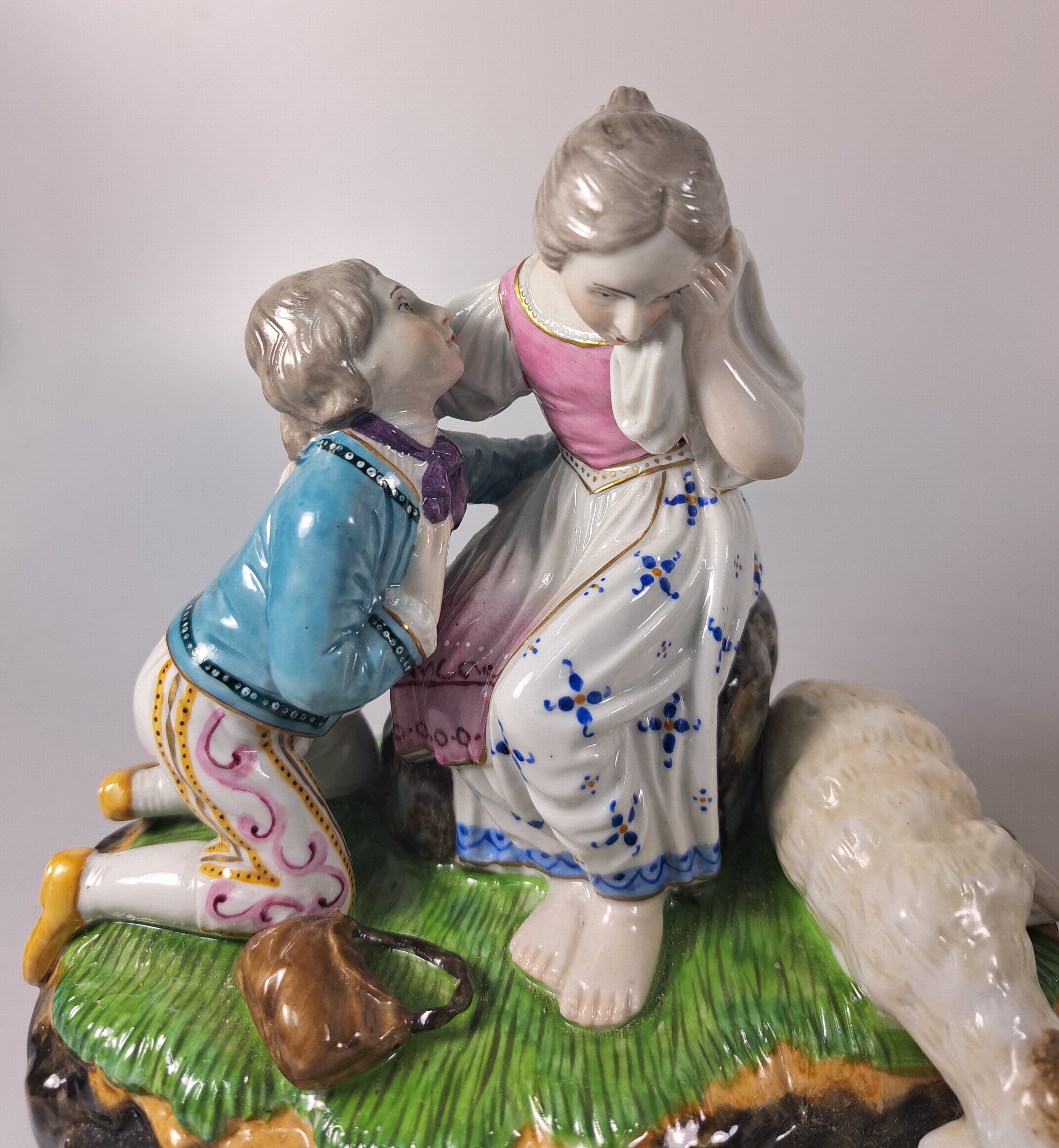 Detail c: 2 Porzellangruppen nach Höchster Vorbild, 19./20.Jh., Porzellan, farbig staffiert, "Liebeserklärung", H. 15 cm, ...