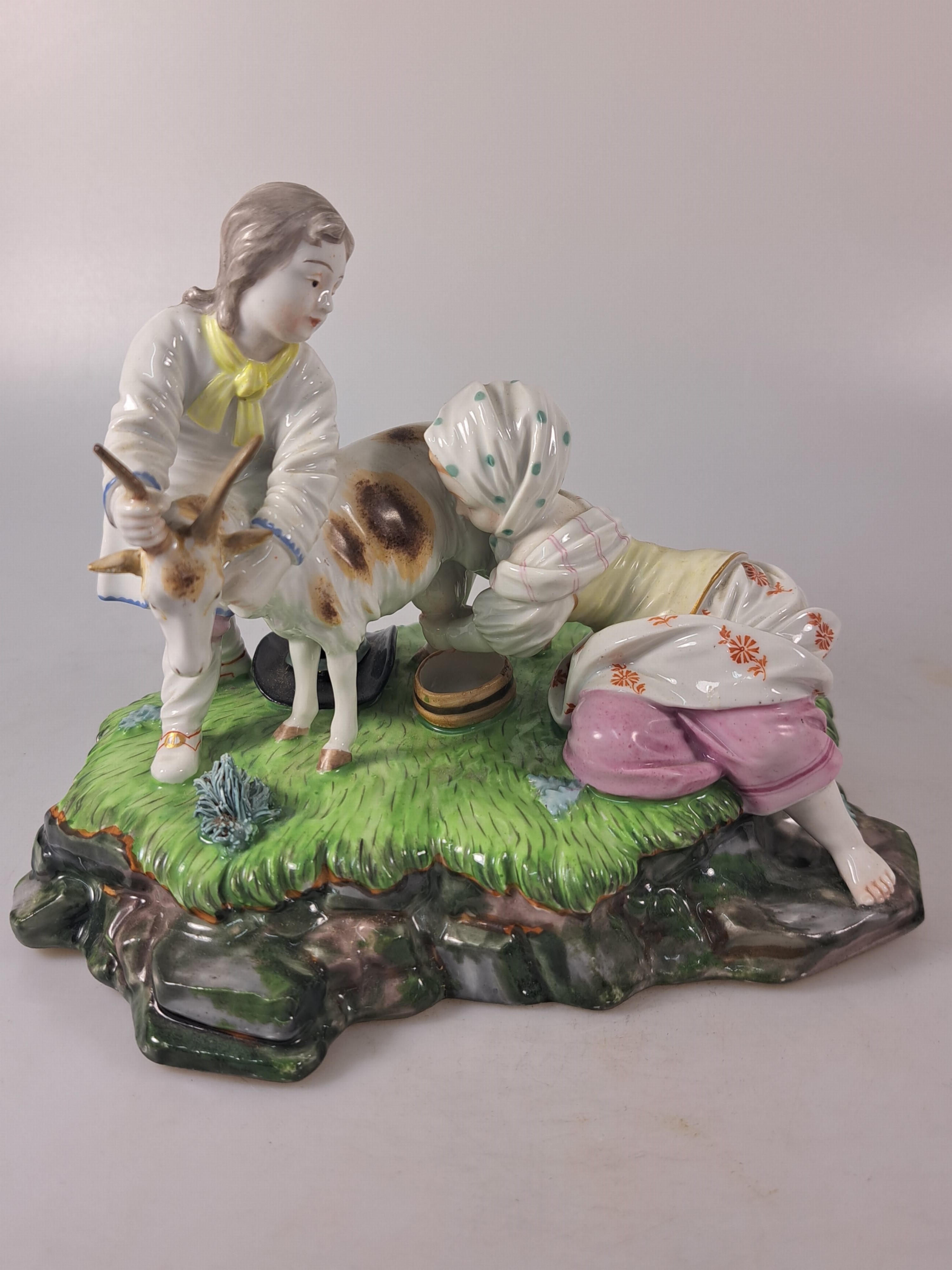 Detail h: 2 Porzellangruppen nach Höchster Vorbild, 19./20.Jh., Porzellan, farbig staffiert, "Liebeserklärung", H. 15 cm, ...