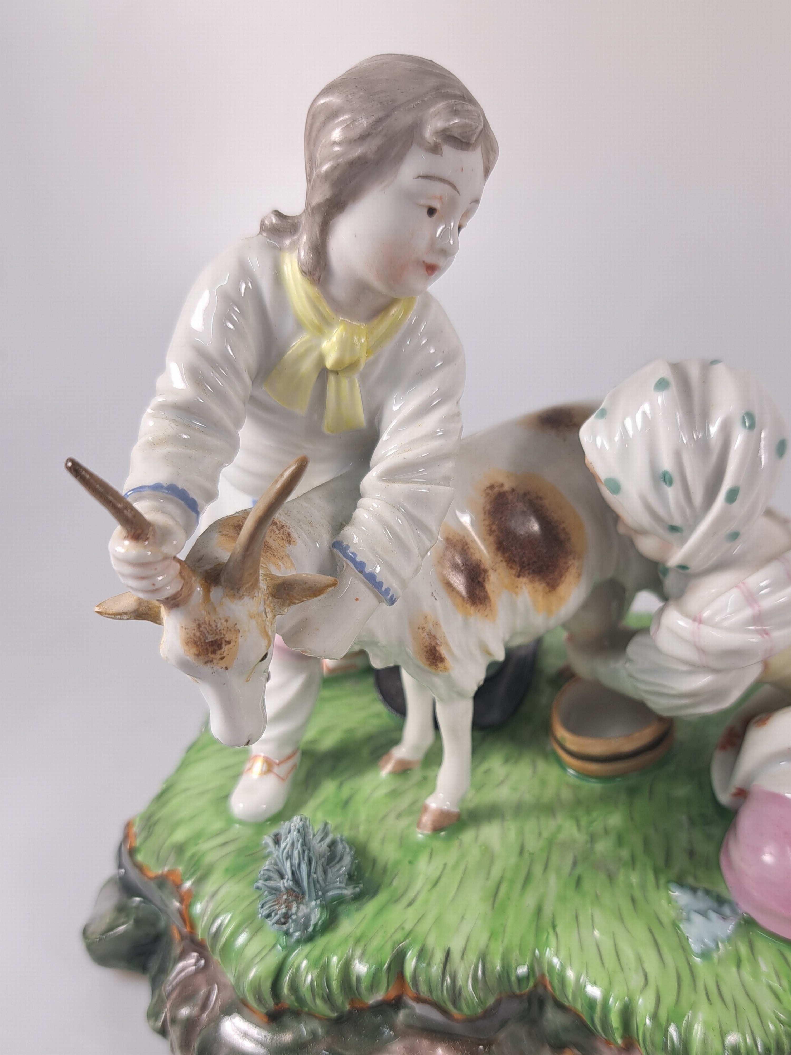 Detail i: 2 Porzellangruppen nach Höchster Vorbild, 19./20.Jh., Porzellan, farbig staffiert, "Liebeserklärung", H. 15 cm, ...