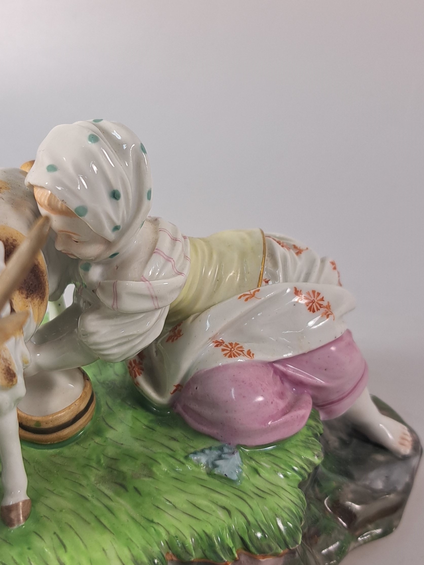 Detail j: 2 Porzellangruppen nach Höchster Vorbild, 19./20.Jh., Porzellan, farbig staffiert, "Liebeserklärung", H. 15 cm, ...