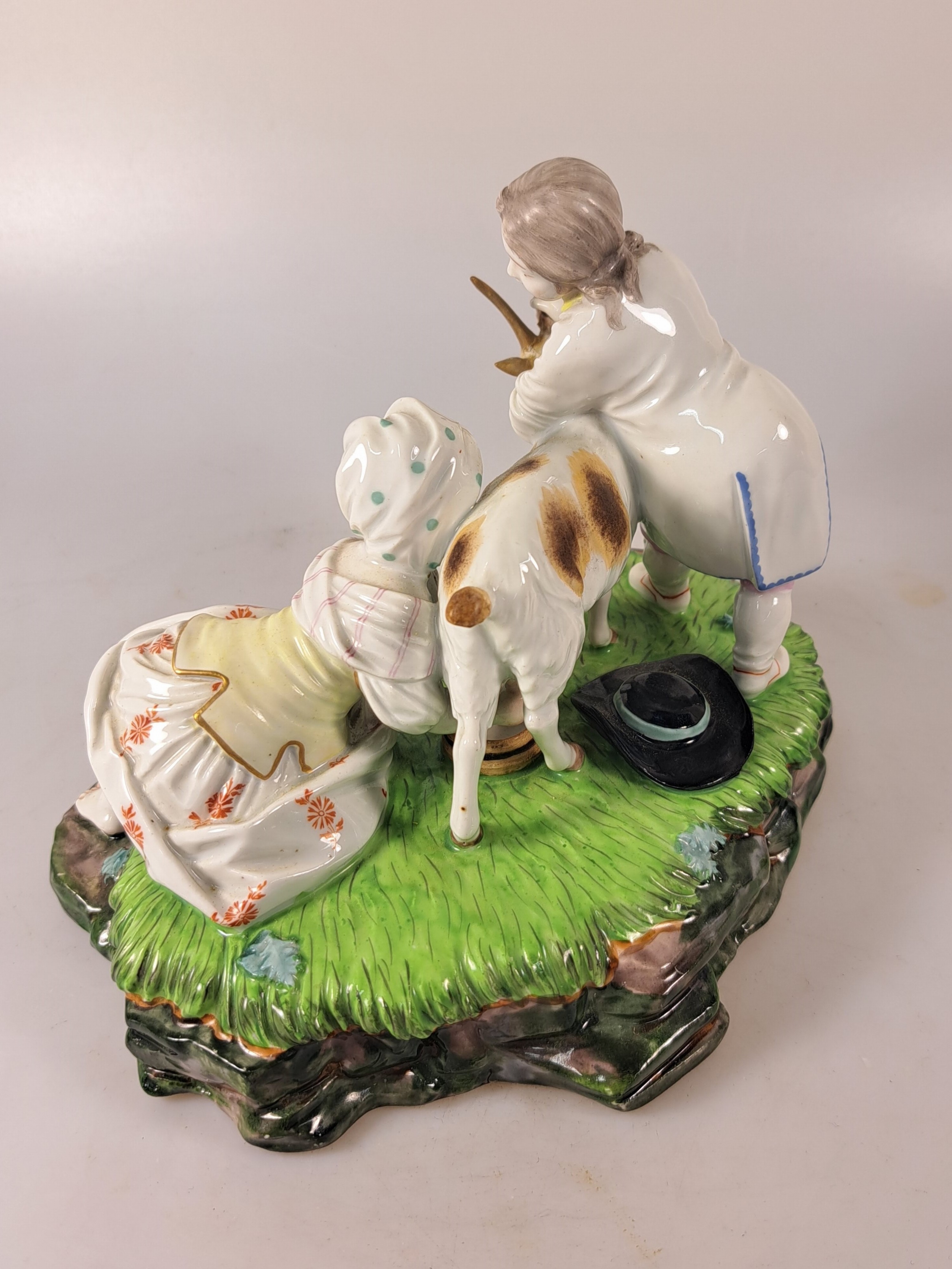 Detail k: 2 Porzellangruppen nach Höchster Vorbild, 19./20.Jh., Porzellan, farbig staffiert, "Liebeserklärung", H. 15 cm, ...