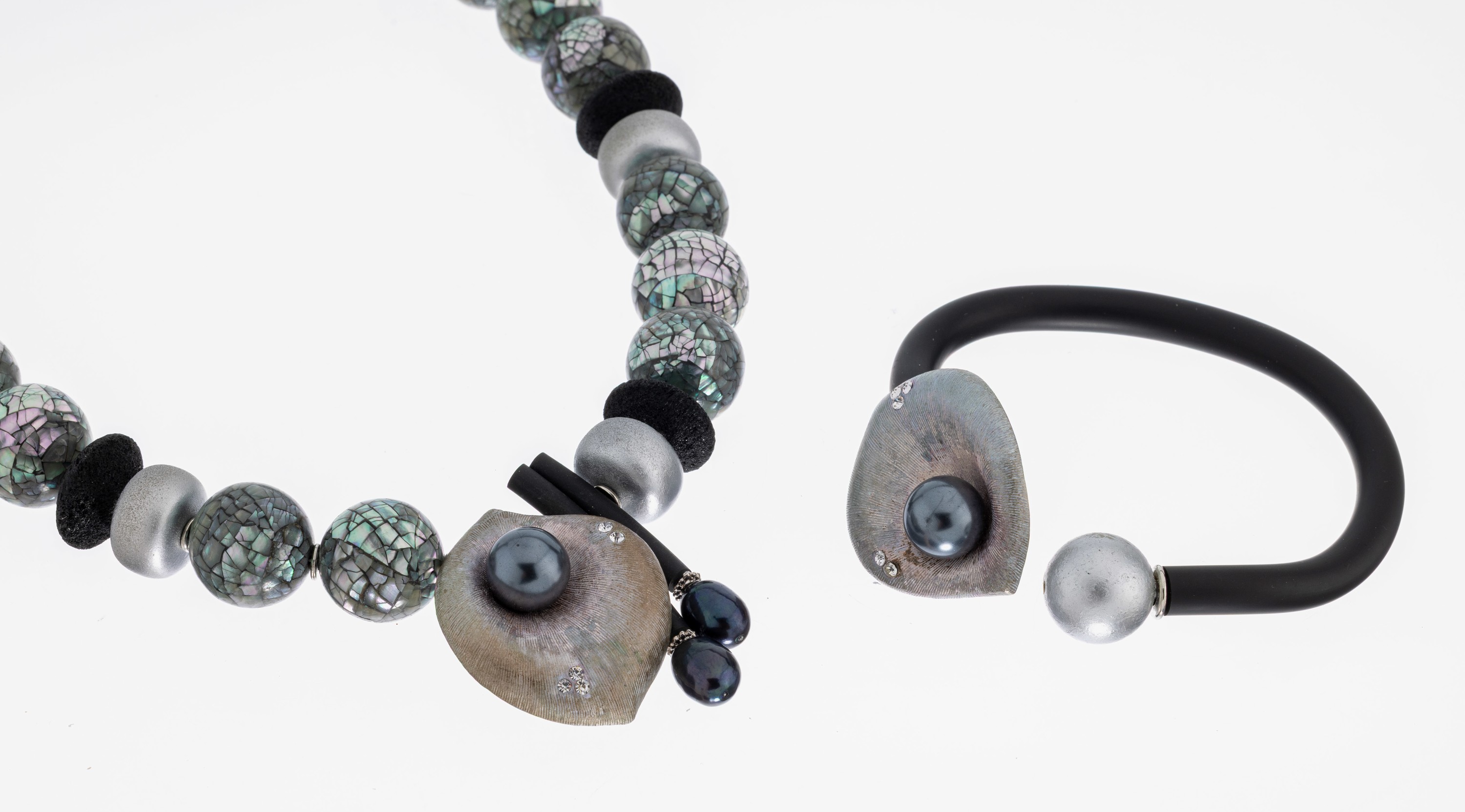 Image 27022539 - 2-teiliges Schmuckset, 1980/90er Jahre, zentrales Motiv stil. Calla-Blüte, Mosaik- ...