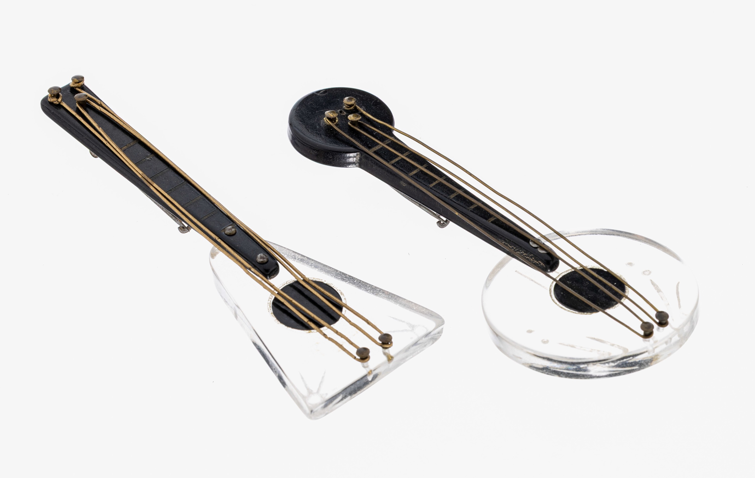 Image 27022554 - Konvolut 2 Broschen, 1930er Jahre, in Form von Gitarren, aus schwarzem und klarem ...