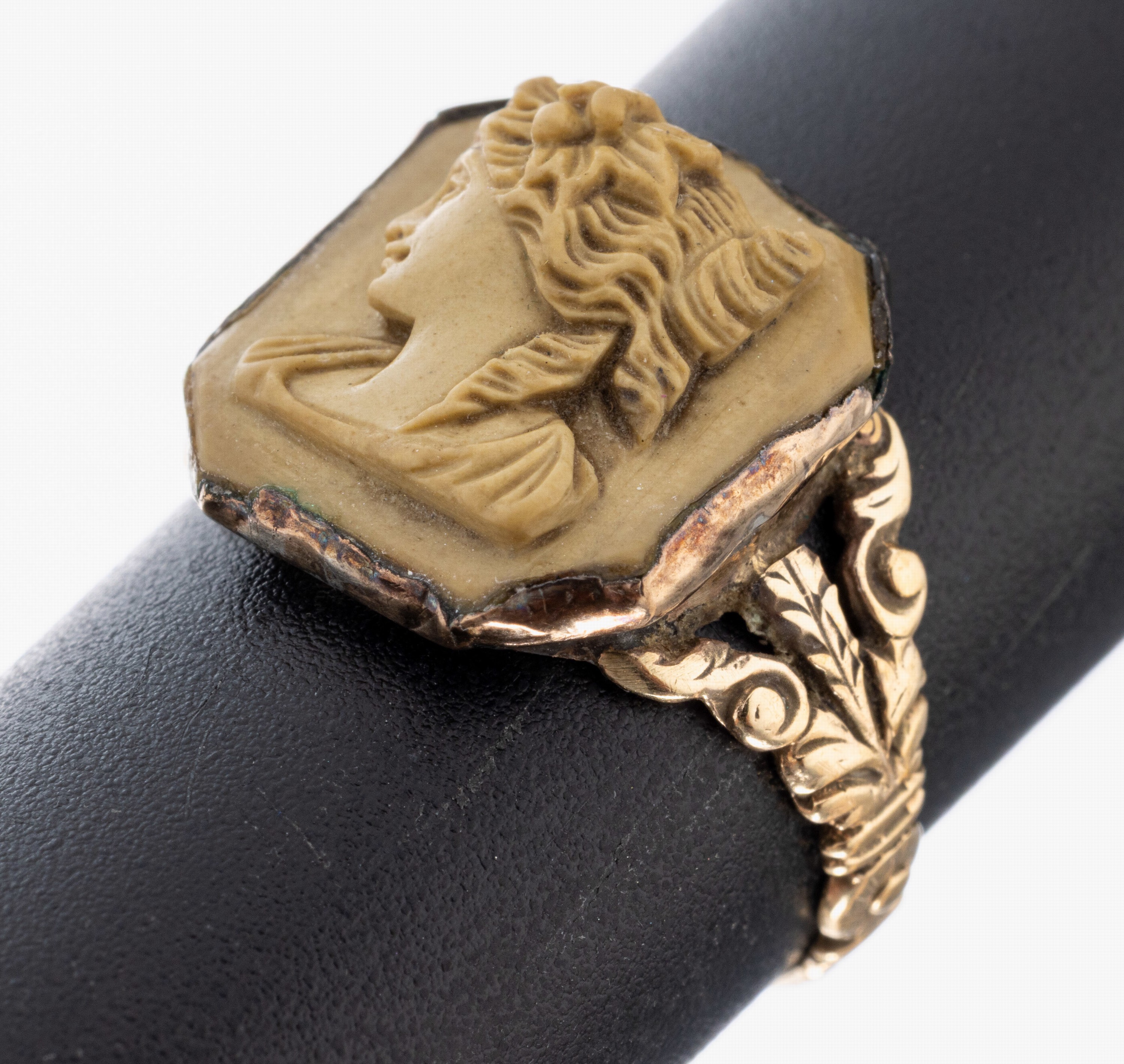 Image 27022567 - 14 kt Gold Kamee-Ring, um 1880, GG 585/000 gepr., Lavasteinkamee, Darstellung einer ...