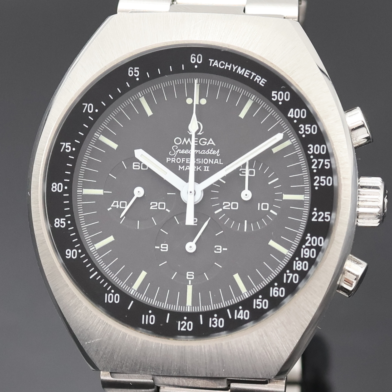 Detail a: OMEGA Speedmaster Mark II Armbandchronograph, Schweiz um 1970, Handaufzug, Edelstahlgeh., Boden verschr., orig. Stahlband m. Faltschl., schwarzes ...