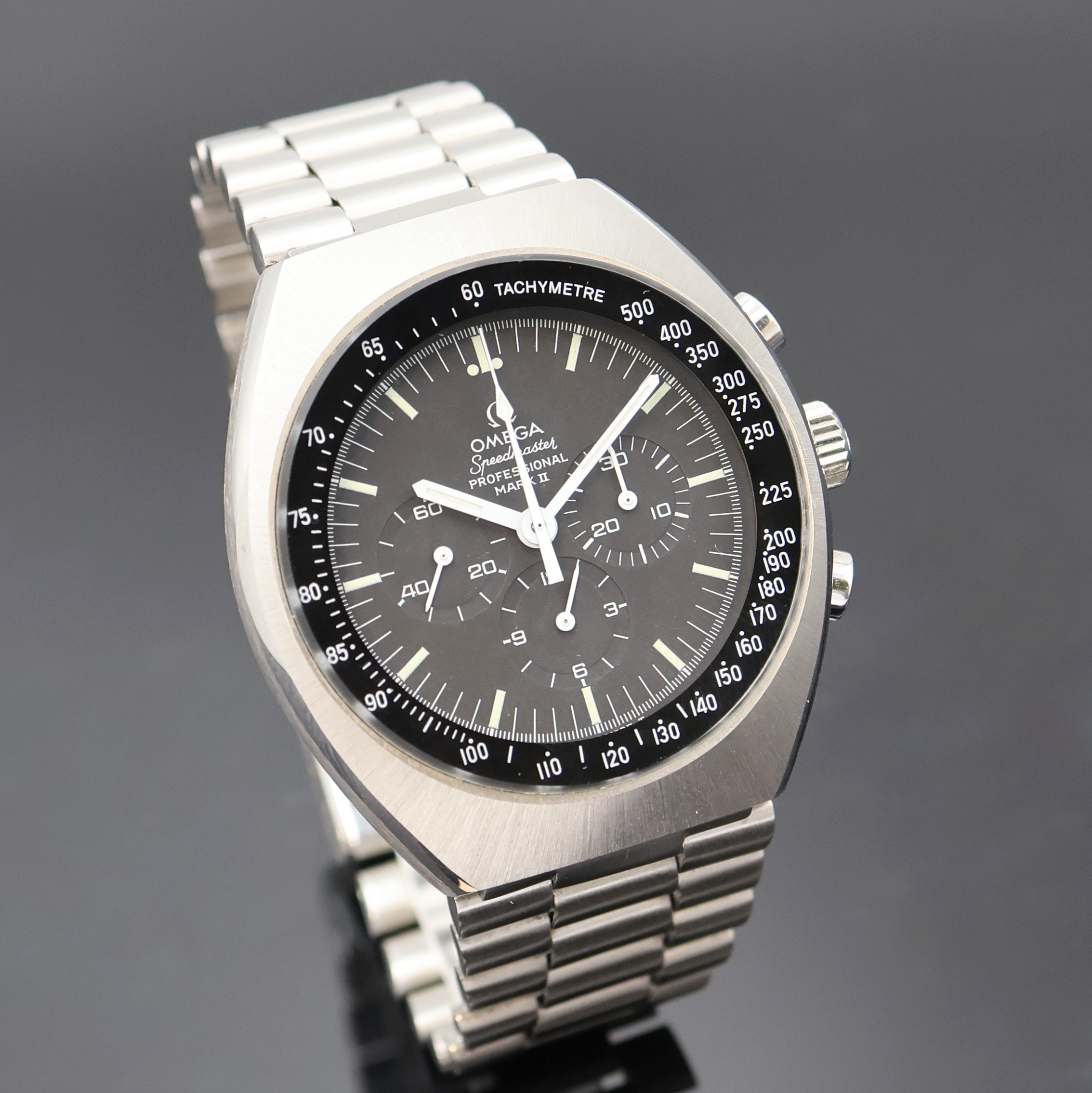 Detail b: OMEGA Speedmaster Mark II Armbandchronograph, Schweiz um 1970, Handaufzug, Edelstahlgeh., Boden verschr., orig. Stahlband m. Faltschl., schwarzes ...