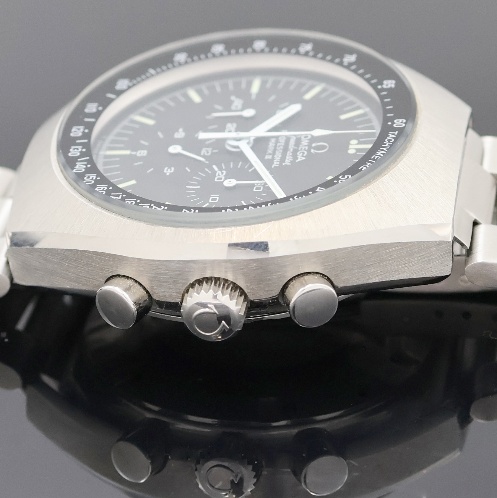 Detail d: OMEGA Speedmaster Mark II Armbandchronograph, Schweiz um 1970, Handaufzug, Edelstahlgeh., Boden verschr., orig. Stahlband m. Faltschl., schwarzes ...