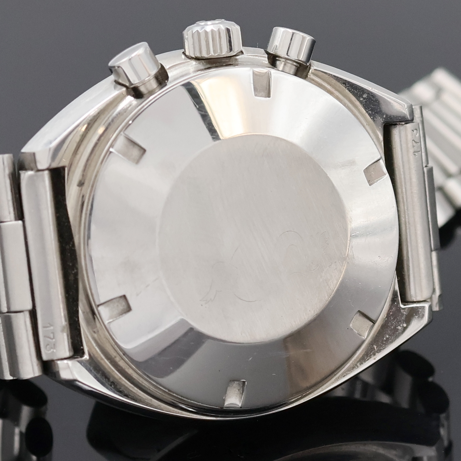 Detail e: OMEGA Speedmaster Mark II Armbandchronograph, Schweiz um 1970, Handaufzug, Edelstahlgeh., Boden verschr., orig. Stahlband m. Faltschl., schwarzes ...