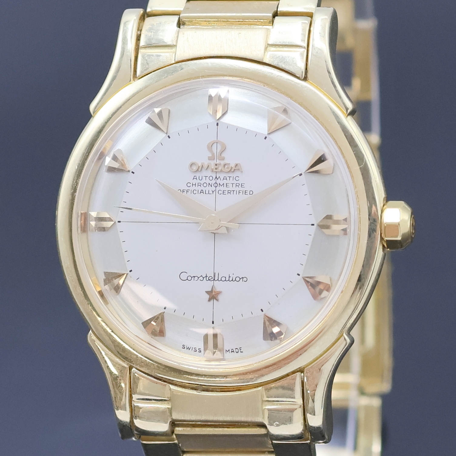 Detail a: OMEGA Constellation Armbanduhr in GG 750/000 Referenz 2852SC, Schweiz um 1960, Automatik, Boden m. Darst. Sternwarte aufgedr., seltenes orig. ...