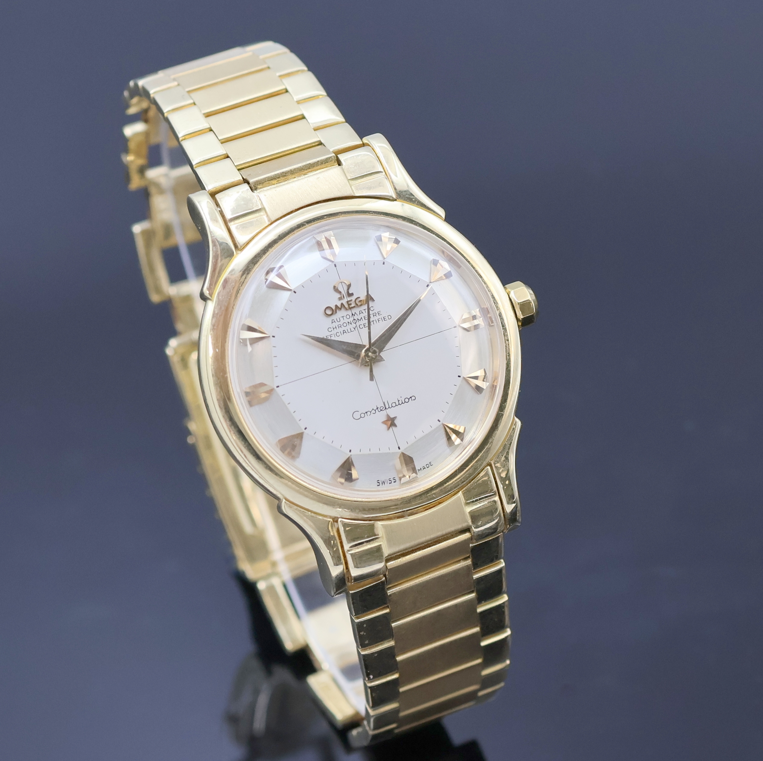 Detail b: OMEGA Constellation Armbanduhr in GG 750/000 Referenz 2852SC, Schweiz um 1960, Automatik, Boden m. Darst. Sternwarte aufgedr., seltenes orig. ...