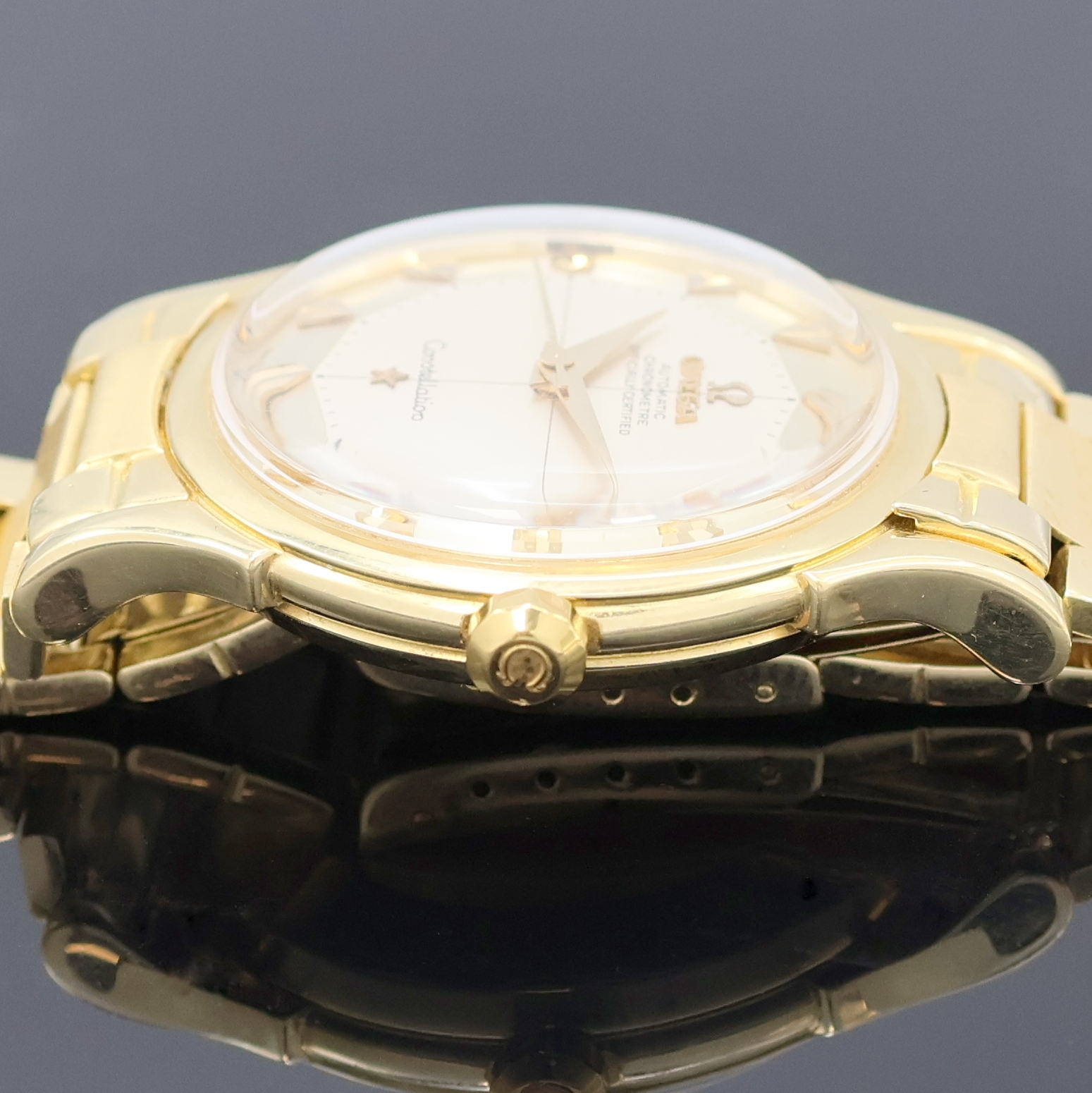 Detail d: OMEGA Constellation Armbanduhr in GG 750/000 Referenz 2852SC, Schweiz um 1960, Automatik, Boden m. Darst. Sternwarte aufgedr., seltenes orig. ...