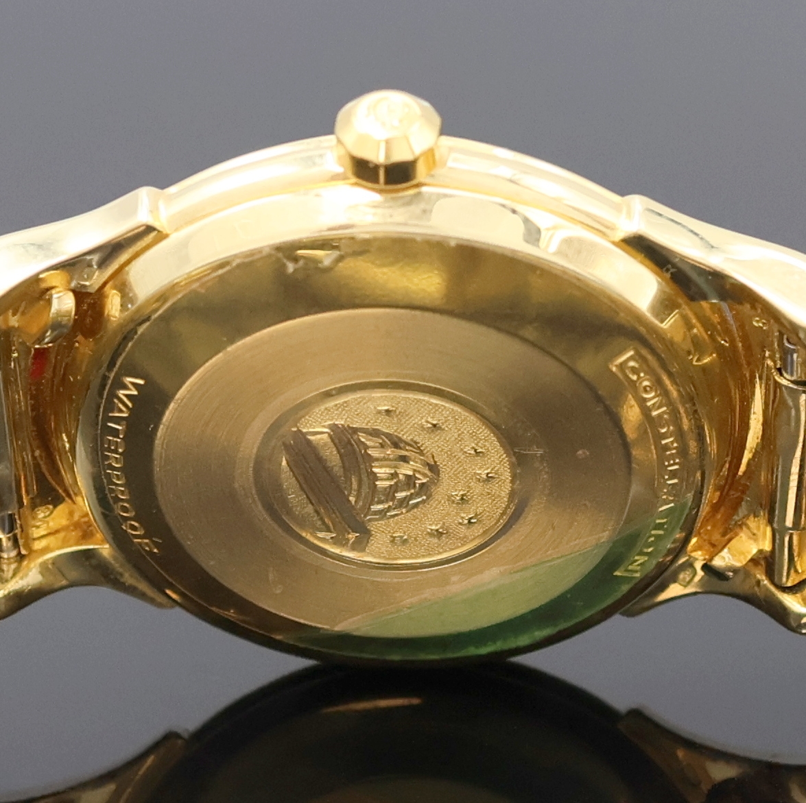 Detail e: OMEGA Constellation Armbanduhr in GG 750/000 Referenz 2852SC, Schweiz um 1960, Automatik, Boden m. Darst. Sternwarte aufgedr., seltenes orig. ...