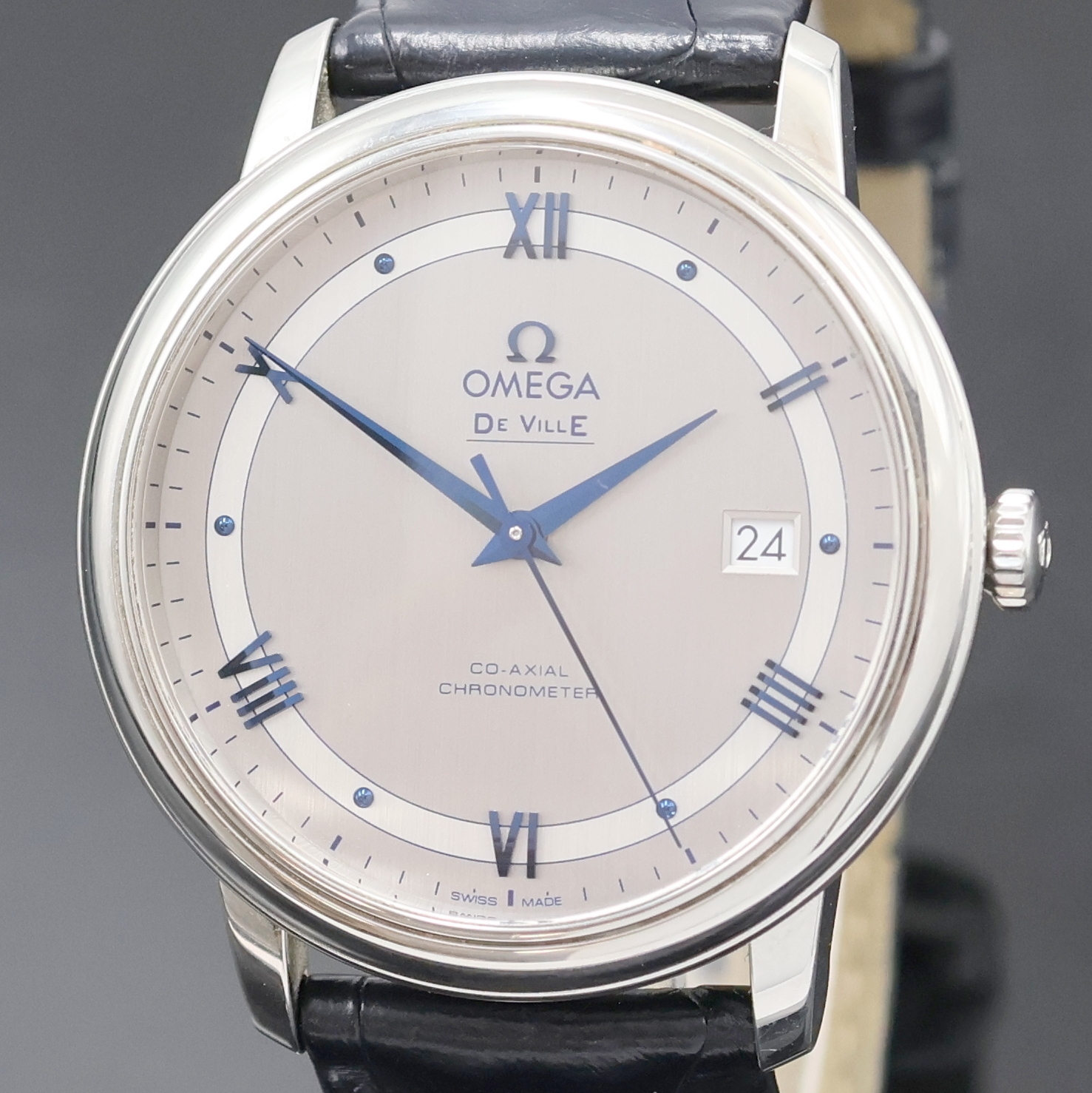 Detail a: OMEGA De Ville Herrenarmbanduhr, Schweiz verk. lt. Pap. 03/2018, Automatik, Edelstahlgeh., Boden aufgedr., orig. Lederband m. Dornschl., Saphirgl. ...