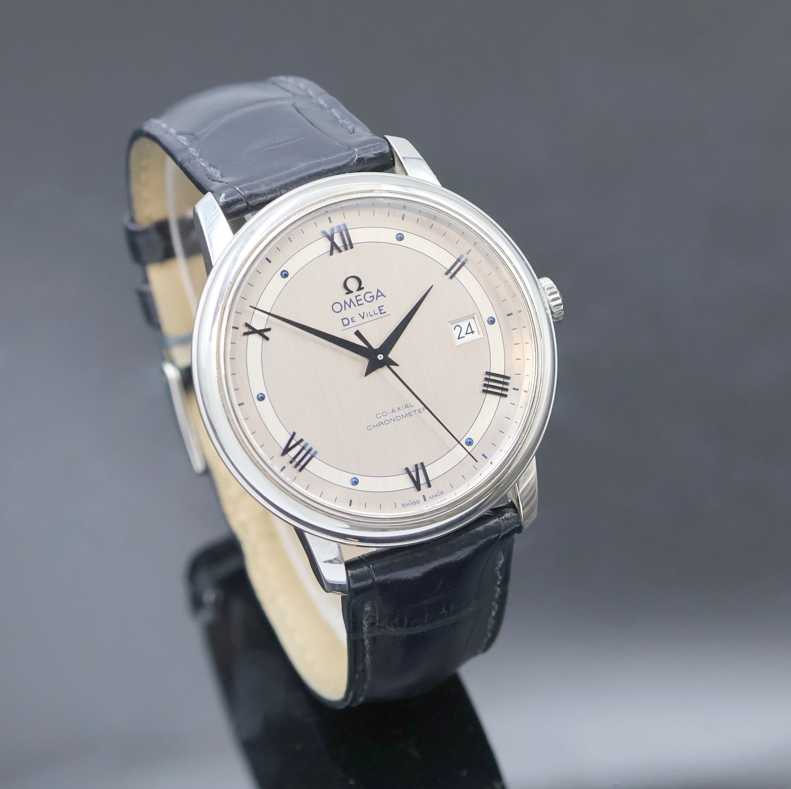 Detail b: OMEGA De Ville Herrenarmbanduhr, Schweiz verk. lt. Pap. 03/2018, Automatik, Edelstahlgeh., Boden aufgedr., orig. Lederband m. Dornschl., Saphirgl. ...