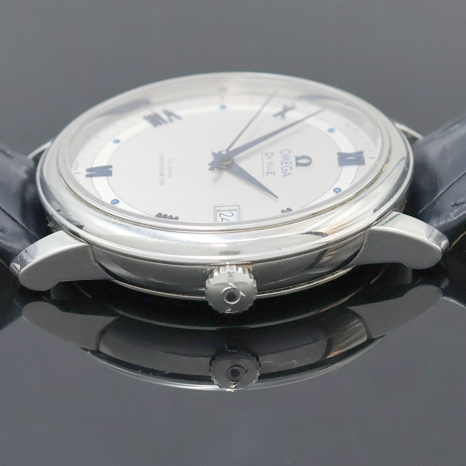 Detail d: OMEGA De Ville Herrenarmbanduhr, Schweiz verk. lt. Pap. 03/2018, Automatik, Edelstahlgeh., Boden aufgedr., orig. Lederband m. Dornschl., Saphirgl. ...
