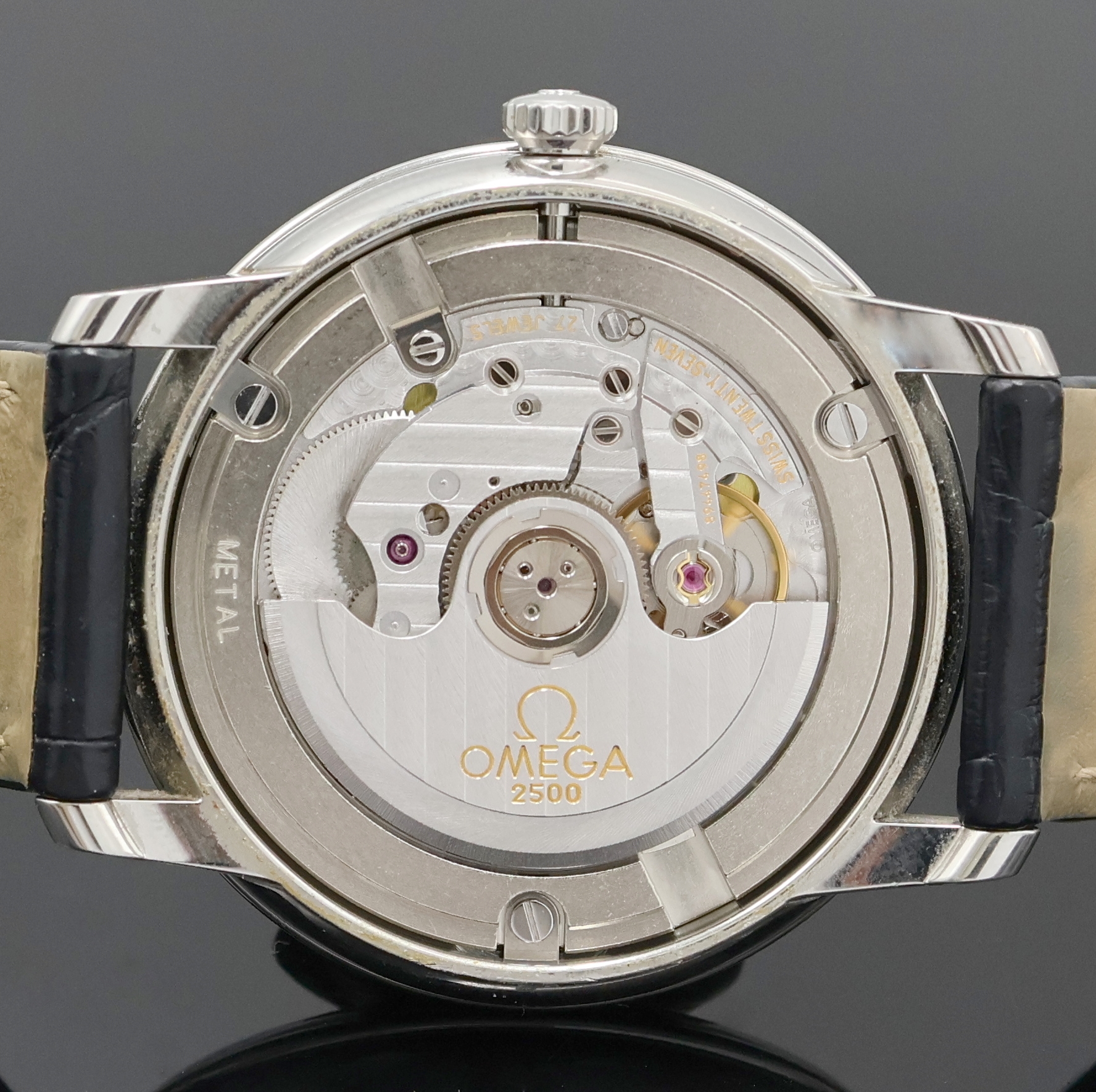 Detail f: OMEGA De Ville Herrenarmbanduhr, Schweiz verk. lt. Pap. 03/2018, Automatik, Edelstahlgeh., Boden aufgedr., orig. Lederband m. Dornschl., Saphirgl. ...