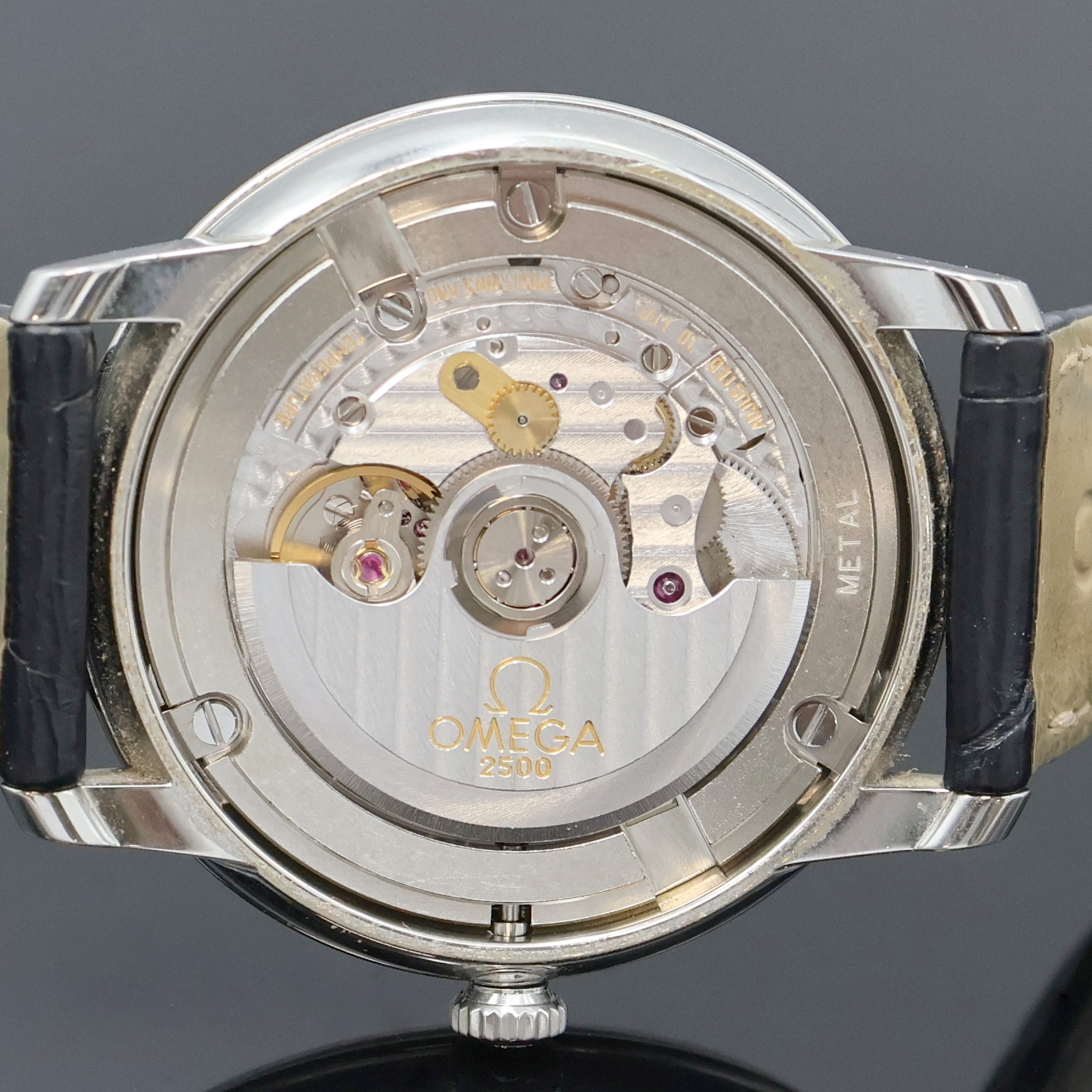Detail g: OMEGA De Ville Herrenarmbanduhr, Schweiz verk. lt. Pap. 03/2018, Automatik, Edelstahlgeh., Boden aufgedr., orig. Lederband m. Dornschl., Saphirgl. ...
