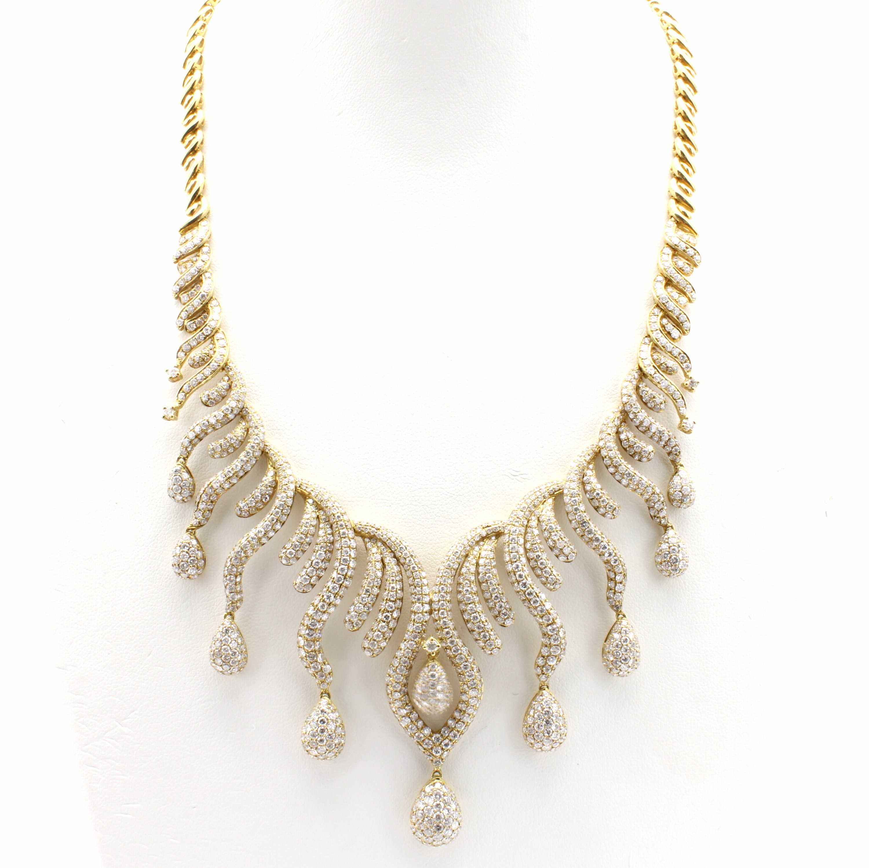 Image 27022576 - Collier mit Brillanten, GG 750/000, auf- wendig gearbeitet, 1437 Brill. zus. ca. 15.8 ct ...