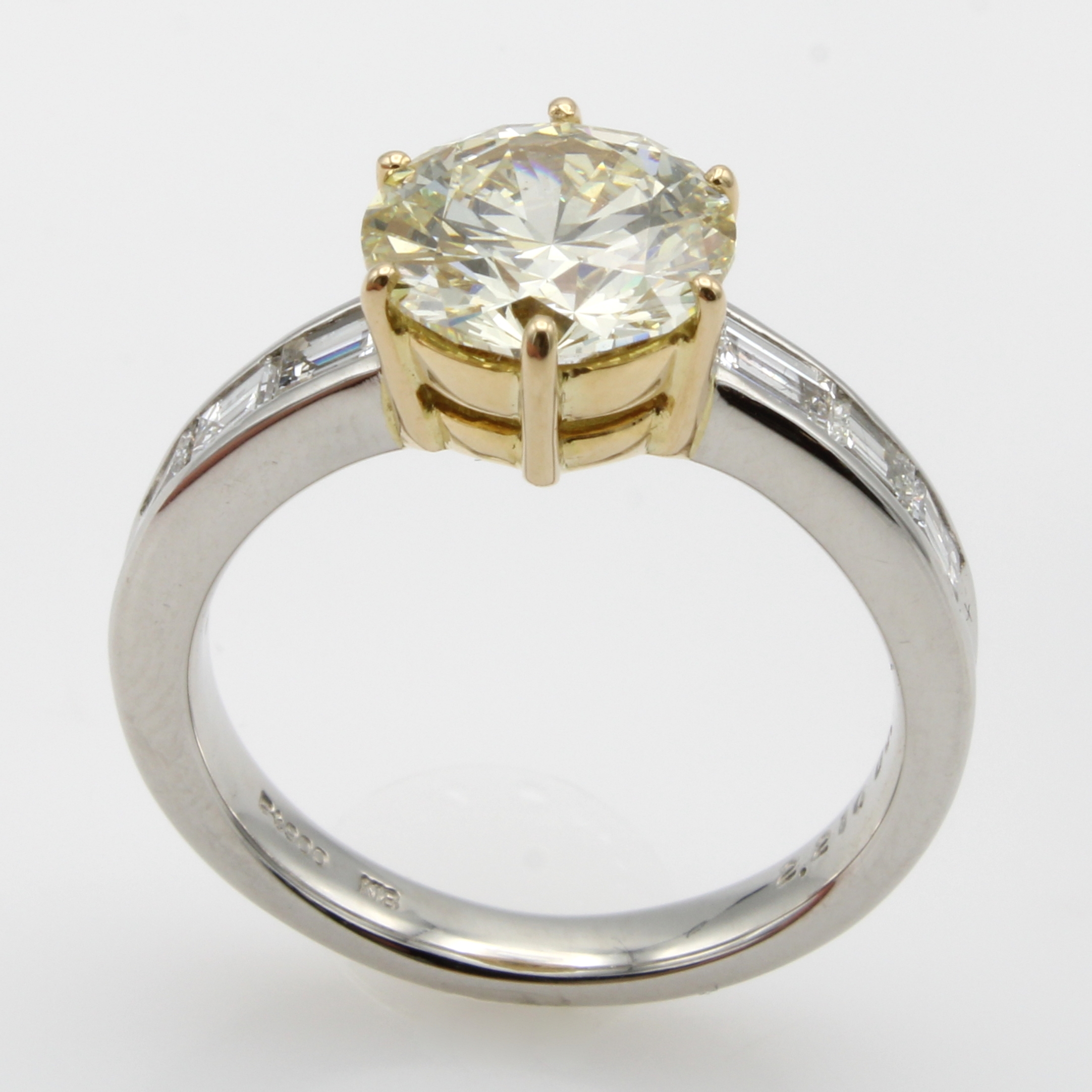 Image 27022578 - Ring mit Brillant und Diamanten, 900er Platin u. GG 750/000, Brill. in Krappenfassungca. ...