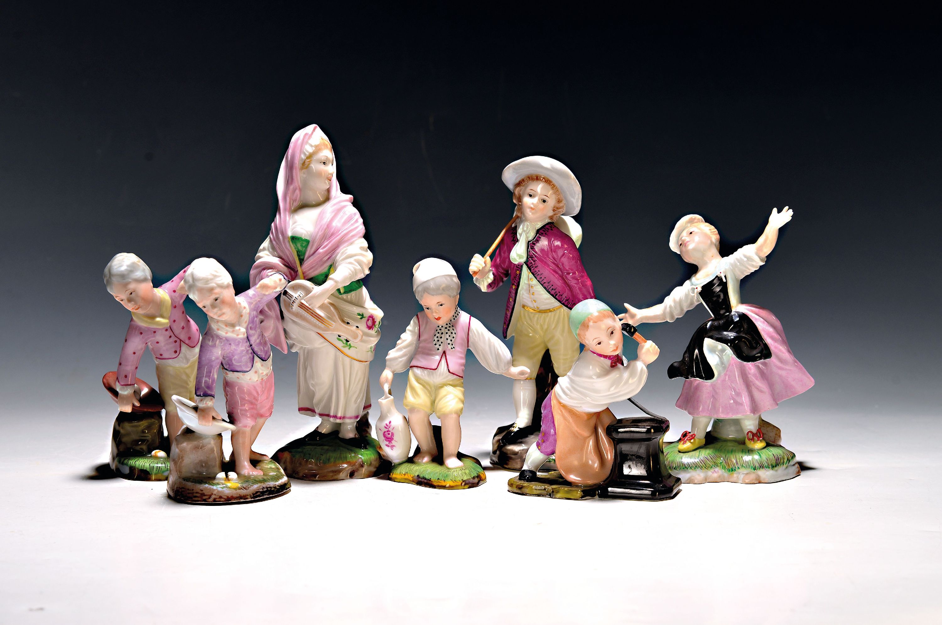 Image 27022580 - 7 Porzellanfiguren im Stile des 18.Jh., Hoechst, nach 1965, Porzellan, farbig staffiert, ...