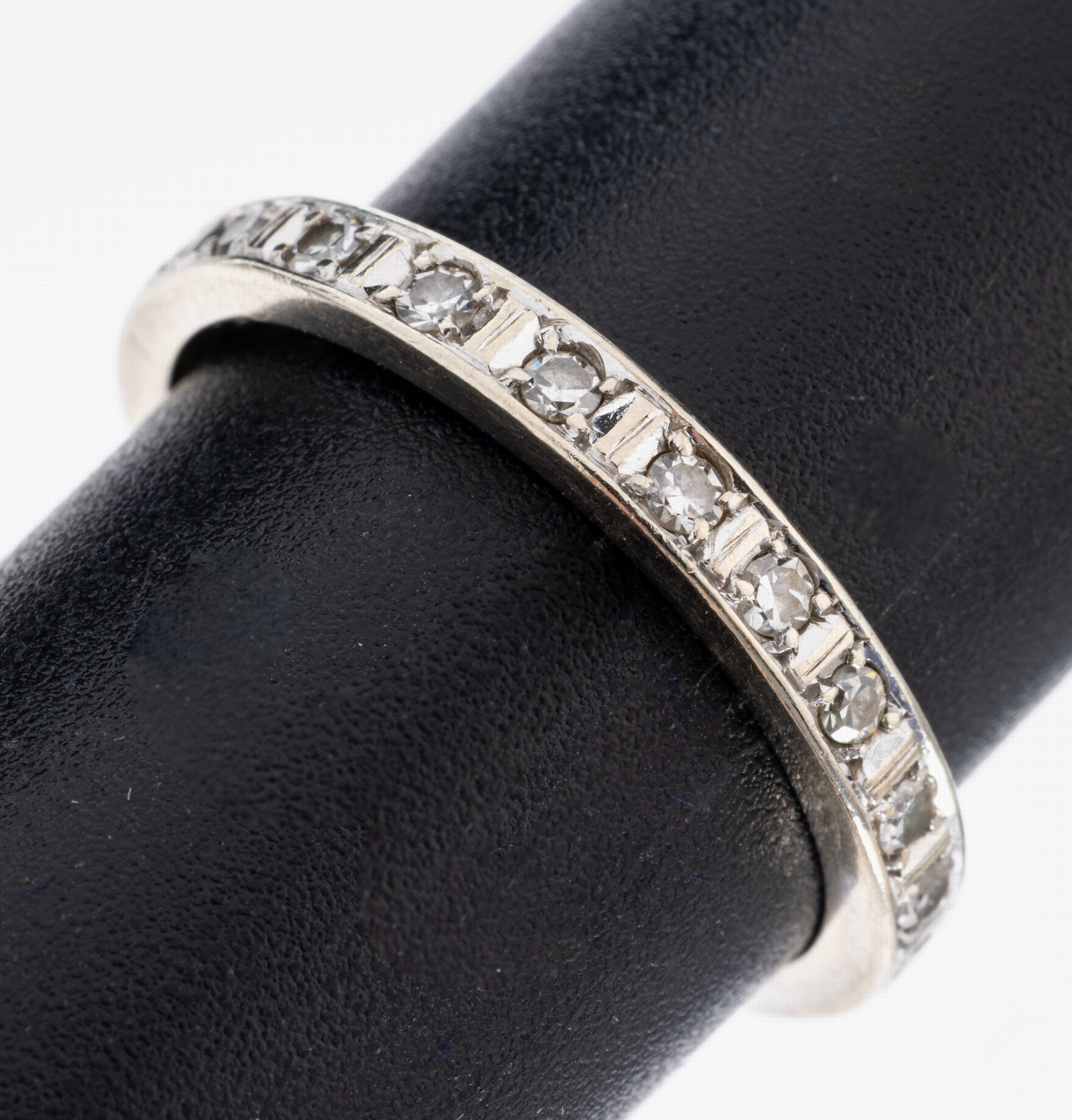 Image 27022582 - 14 kt Gold Diamant-Ring, WG 585/000, 16 8/8-Diamanten zus. ca. 0.32 ct Weiß/si, RW ...