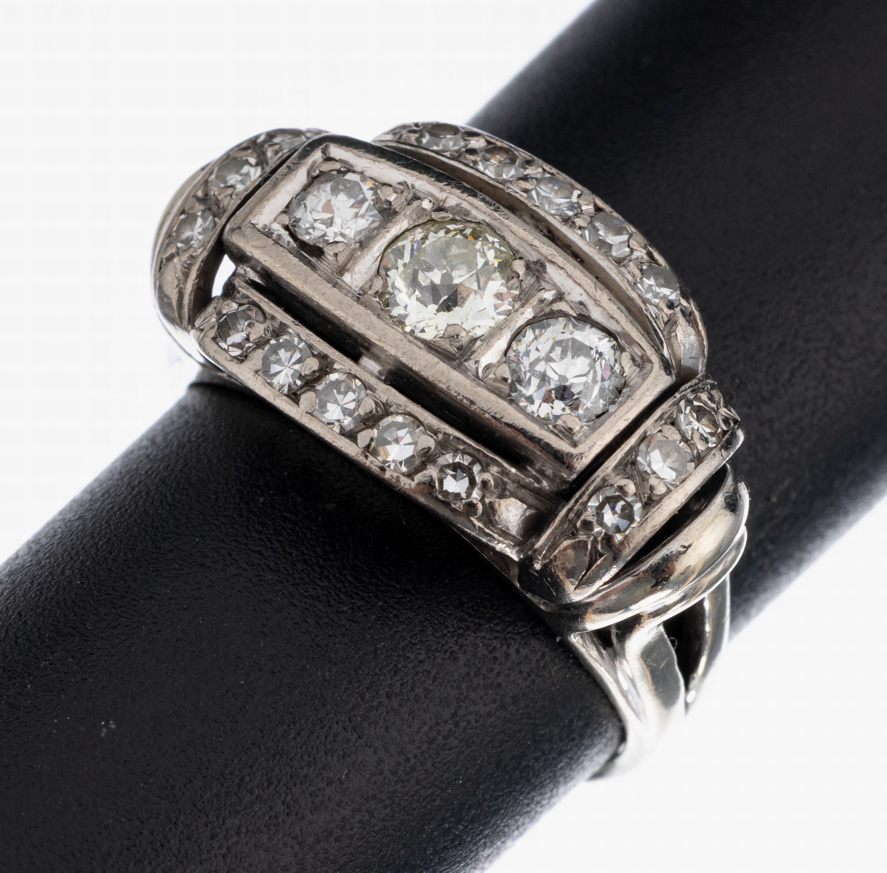 14 kt Gold Diamant-Ring, 1940er-50er Jahre, WG 585/000, 3 Altschliffdiamanten zus. ca. 0.65 ct Weiß-get.Weiß/p1, 16 8/8-Diamanten zus. ca. 0.30 ct ...