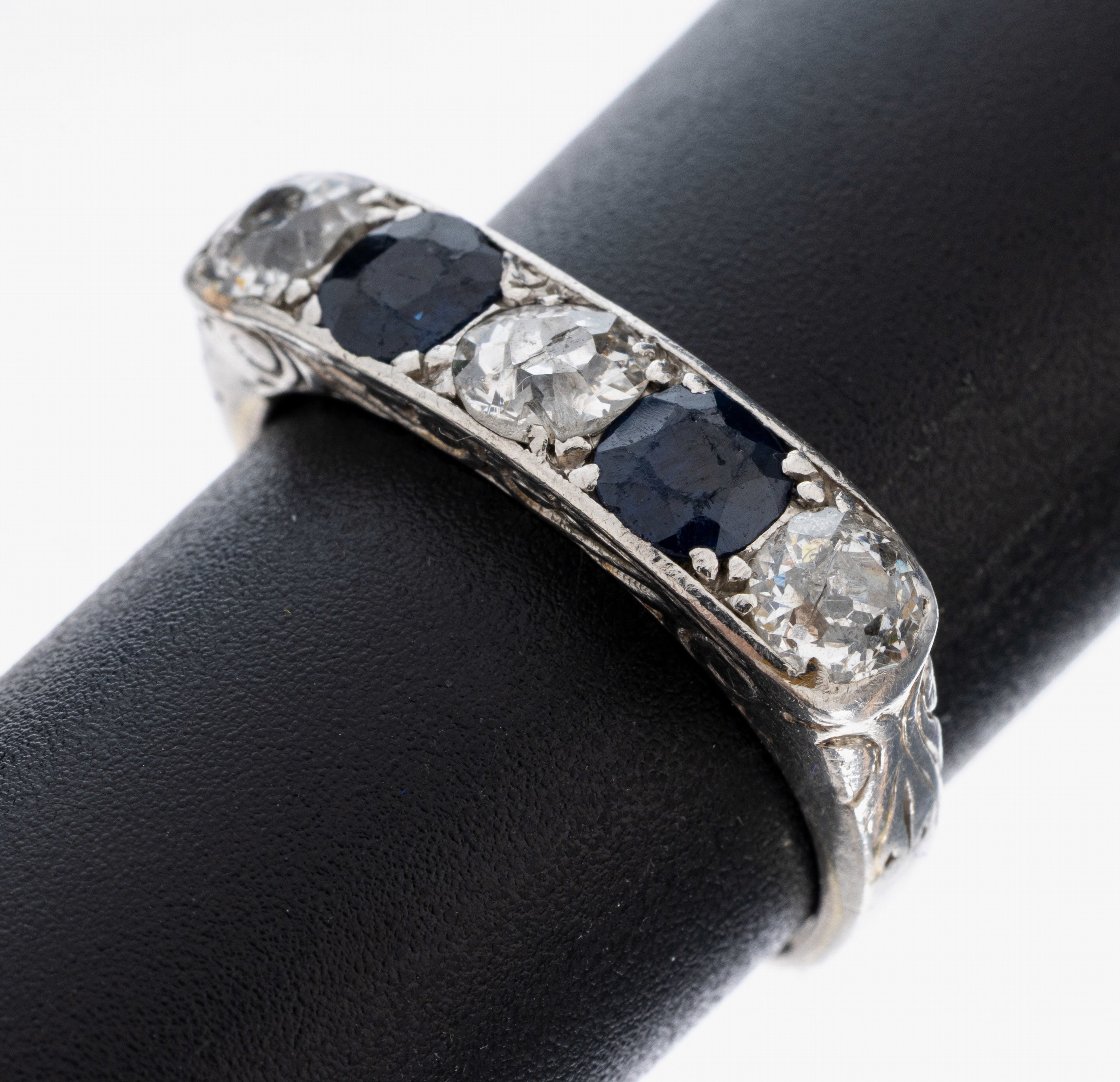 Platin Diamant-Saphir-Ring, um 1920, Pt 950/000, 3 Altschliffdiamanten zus. ca. 0.80 ct Weiß/p, 2 rundfacett. Saphire zus. ca. 0.80ct, seitl. ...
