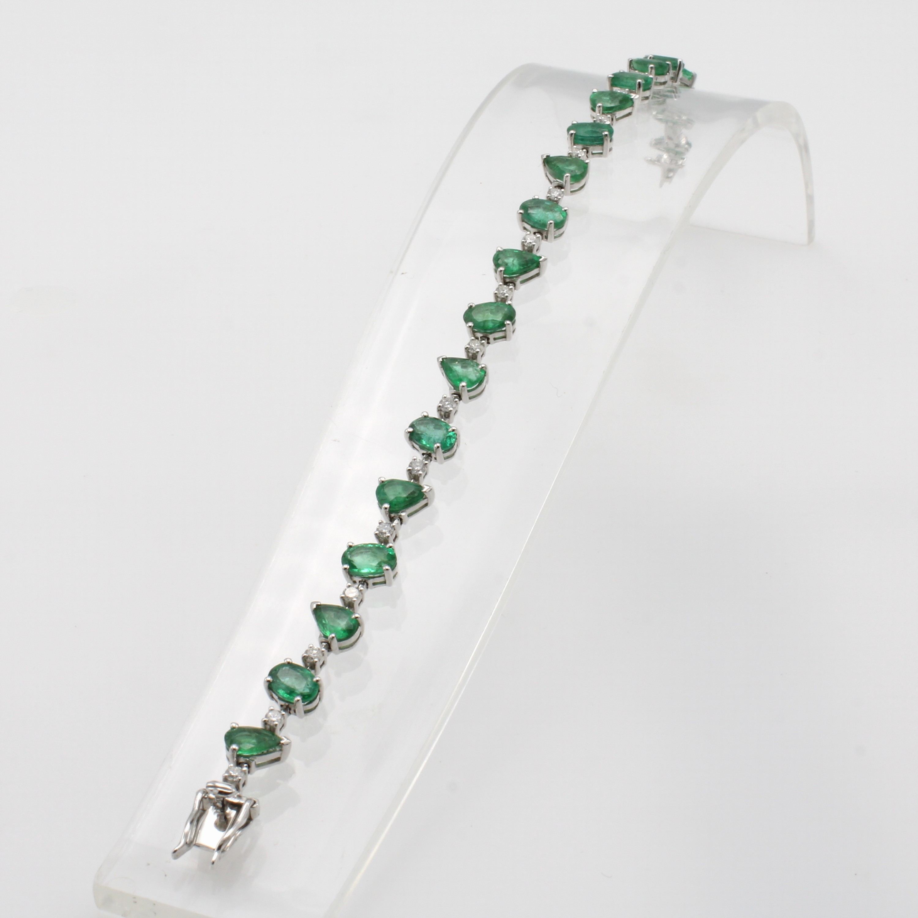 Image 27022588 - Armband mit Smaragden und Brillanten, WG 750/000, 20 ovale u. tropfenf. Smaragde zus. ...