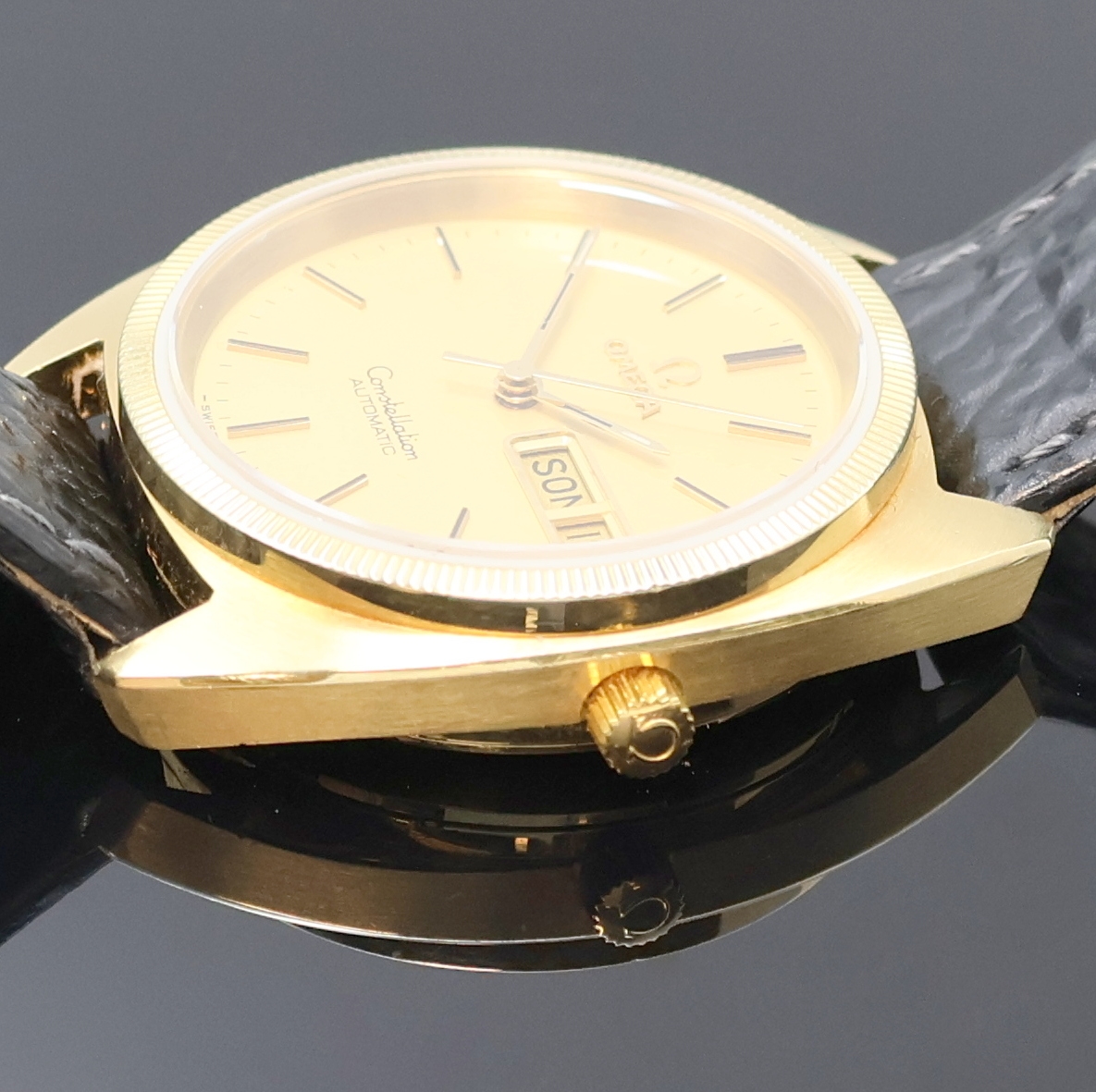Detail b: OMEGA Constellation Armbanduhr in GG 750/000 Referenz 168.0057, Schweiz um 1972, Automatik, Boden verschr., champagnerfarb. Zifferbl. m. aufges. ...