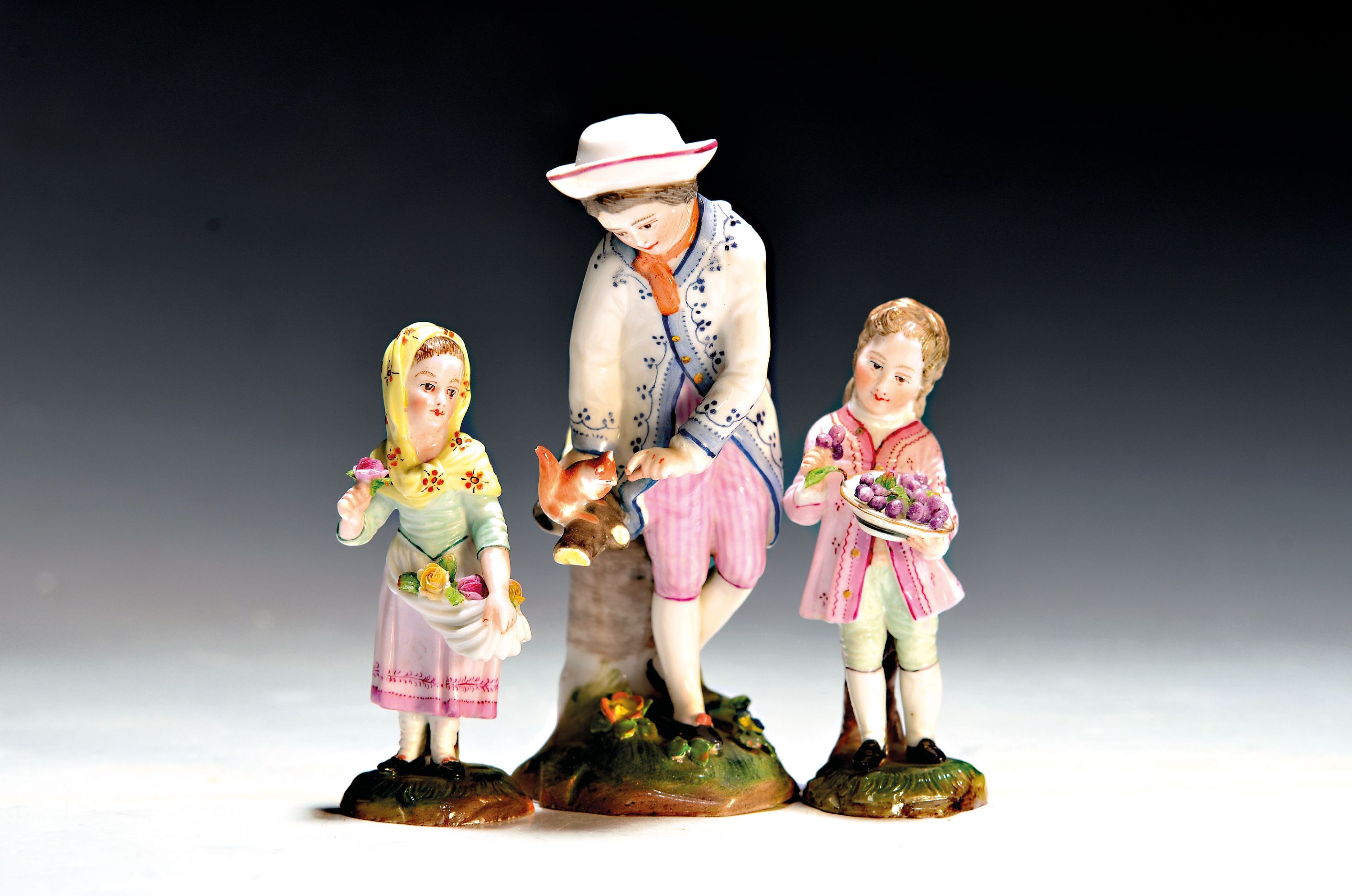 3 Porzellanfiguren, Hoechst, 20.Jh., Porzellan, farbig staffiert, Blumenmädchen und Blumenkavalier H. 9cm, Junge mit Eichhörnchen, H. 12 cm