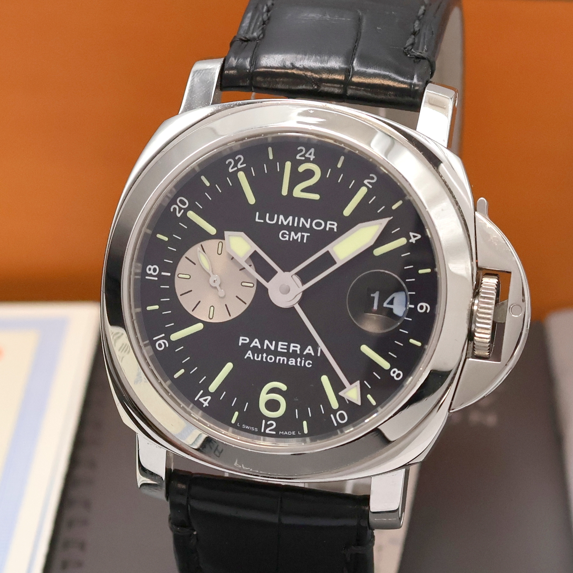 Detail a: PANERAI Luminor GMT Herrenarmbanduhr Referenz PAM00088, Schweiz um 2007, Automatik, Edelstahlgeh. inkl. neutr. Lederband m. orig. dopp. Faltschl., ...