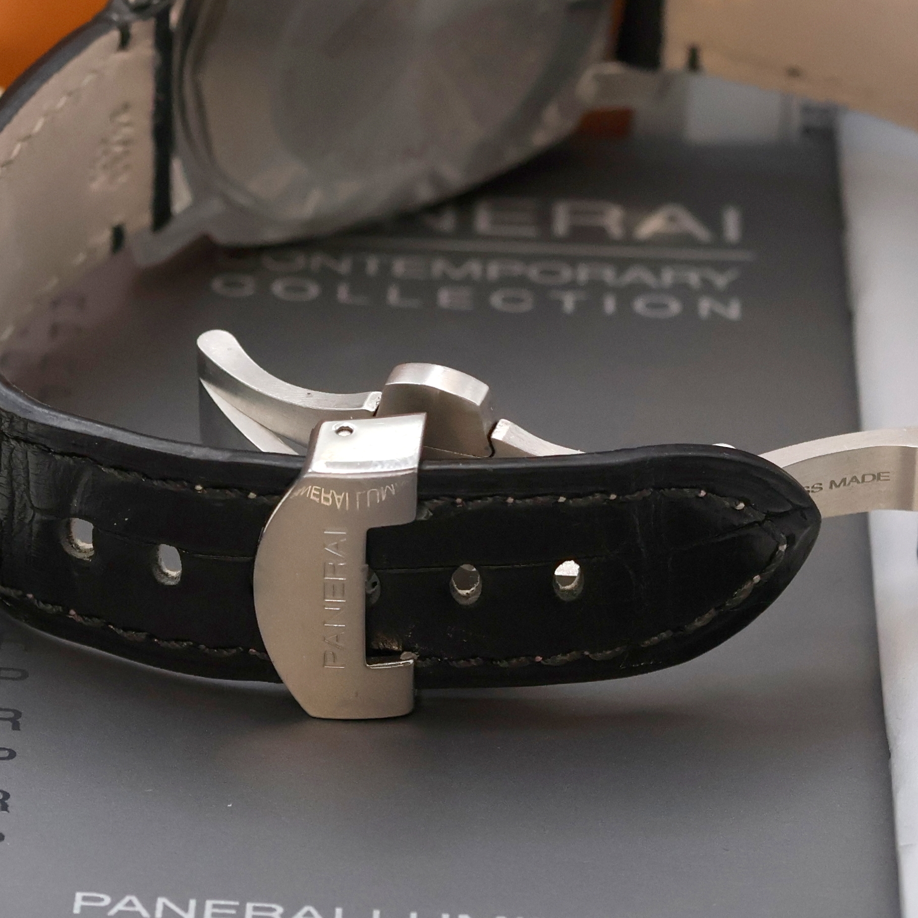 Detail b: PANERAI Luminor GMT Herrenarmbanduhr Referenz PAM00088, Schweiz um 2007, Automatik, Edelstahlgeh. inkl. neutr. Lederband m. orig. dopp. Faltschl., ...