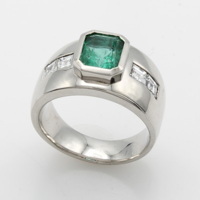 27022515a - Massiver Ring mit Smaragd und Diamanten, GG 750/000, Smaragd im EM-Cut ca. 2.22 ct von ...