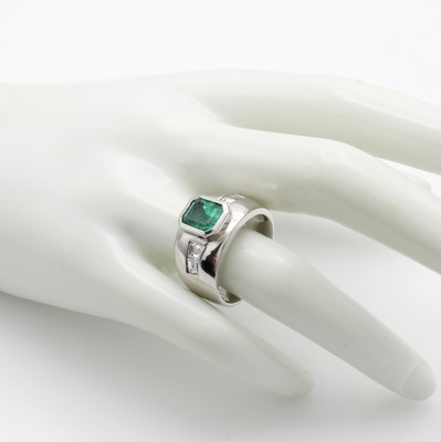 27022515b - Massiver Ring mit Smaragd und Diamanten, GG 750/000, Smaragd im EM-Cut ca. 2.22 ct von ...