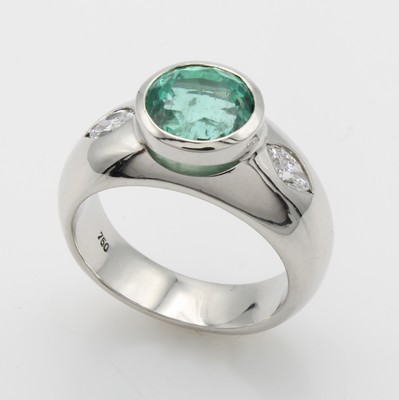 27022516a - Massiver Ring mit Smaragd und Diamanten, WG 750/000, rundfacett. Smaragd ca. 3.3 ct von ...