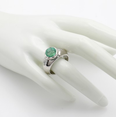 27022516b - Massiver Ring mit Smaragd und Diamanten, WG 750/000, rundfacett. Smaragd ca. 3.3 ct von ...