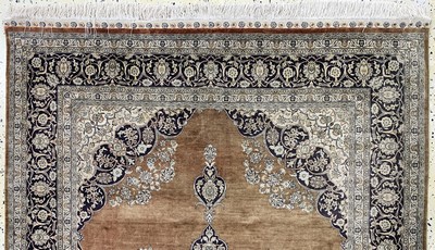 27022529a - Hereke Seide fein, China, Ende 20.Jhd, reine Naturseide, ca. 186 x 124 cm, ca. 1,0 Mio. ...