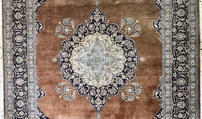 27022529b - Hereke Seide fein, China, Ende 20.Jhd, reine Naturseide, ca. 186 x 124 cm, ca. 1,0 Mio. ...