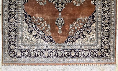 27022529c - Hereke Seide fein, China, Ende 20.Jhd, reine Naturseide, ca. 186 x 124 cm, ca. 1,0 Mio. ...