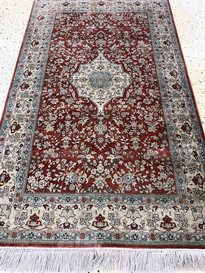 27022530d - Hereke Seide fein, China, Ende 20.Jhd, reine Naturseide, ca. 154 x 92 cm, ca. 1,0 Mio. ...