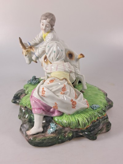 27022536l - 2 Porzellangruppen nach Höchster Vorbild, 19./20.Jh., Porzellan, farbig staffiert, ...