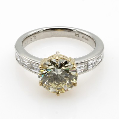 27022578a - Ring mit Brillant und Diamanten, 900er Platin u. GG 750/000, Brill. in Krappenfassungca. ...