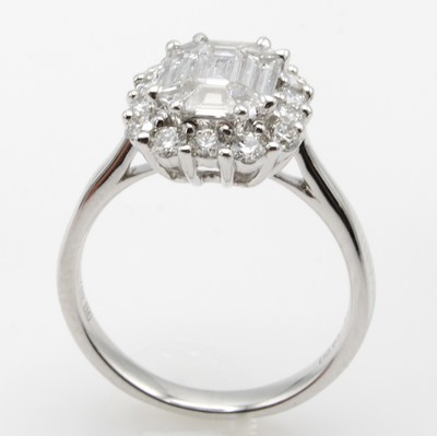 27022585a - Ring mit Diamanten und Brillanten, WG 750/ 000, 9 Diam. im Smaragdschliff zus. ca. 0.85 ...