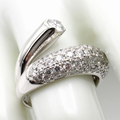 27022598a - Ring mit Brillanten, 900er Platin, 1 Brill. ca. 0.30 ct u. Besatzbrill. zus. ca. 1.46 ct ...