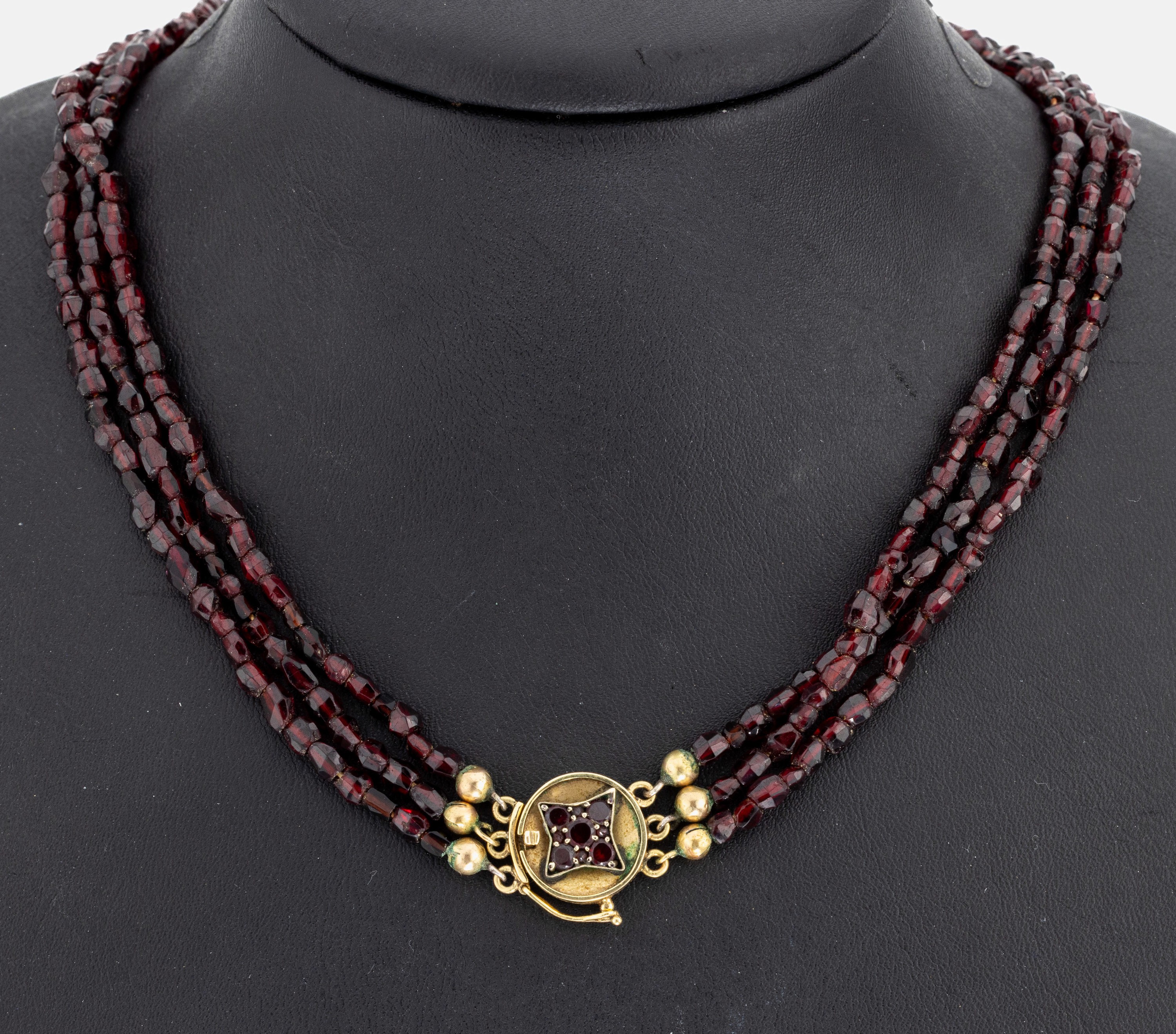 Granat-Collier mit 14 kt Gold Schließe, GG 585/000, 3-rhg. facett. Granate in versch. Größen und Formen, rundes Kastenschloss mit ...