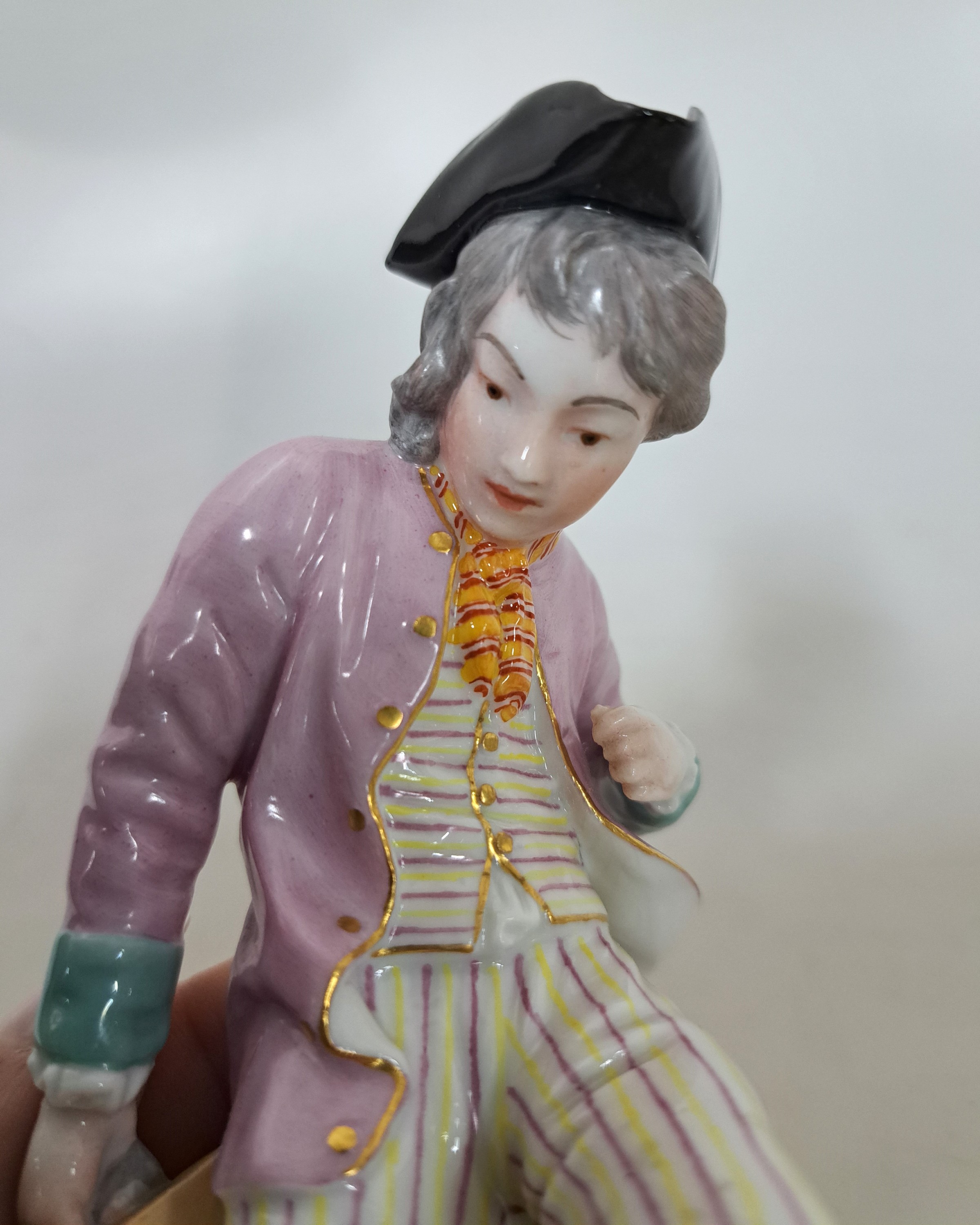 Detail b: Porzellanfigur, Hoechst, 19.Jh., Porzellan, farbig- und goldstaffiert, Radmarke, Reisender wird von Hund attackiert, H. 15 cm