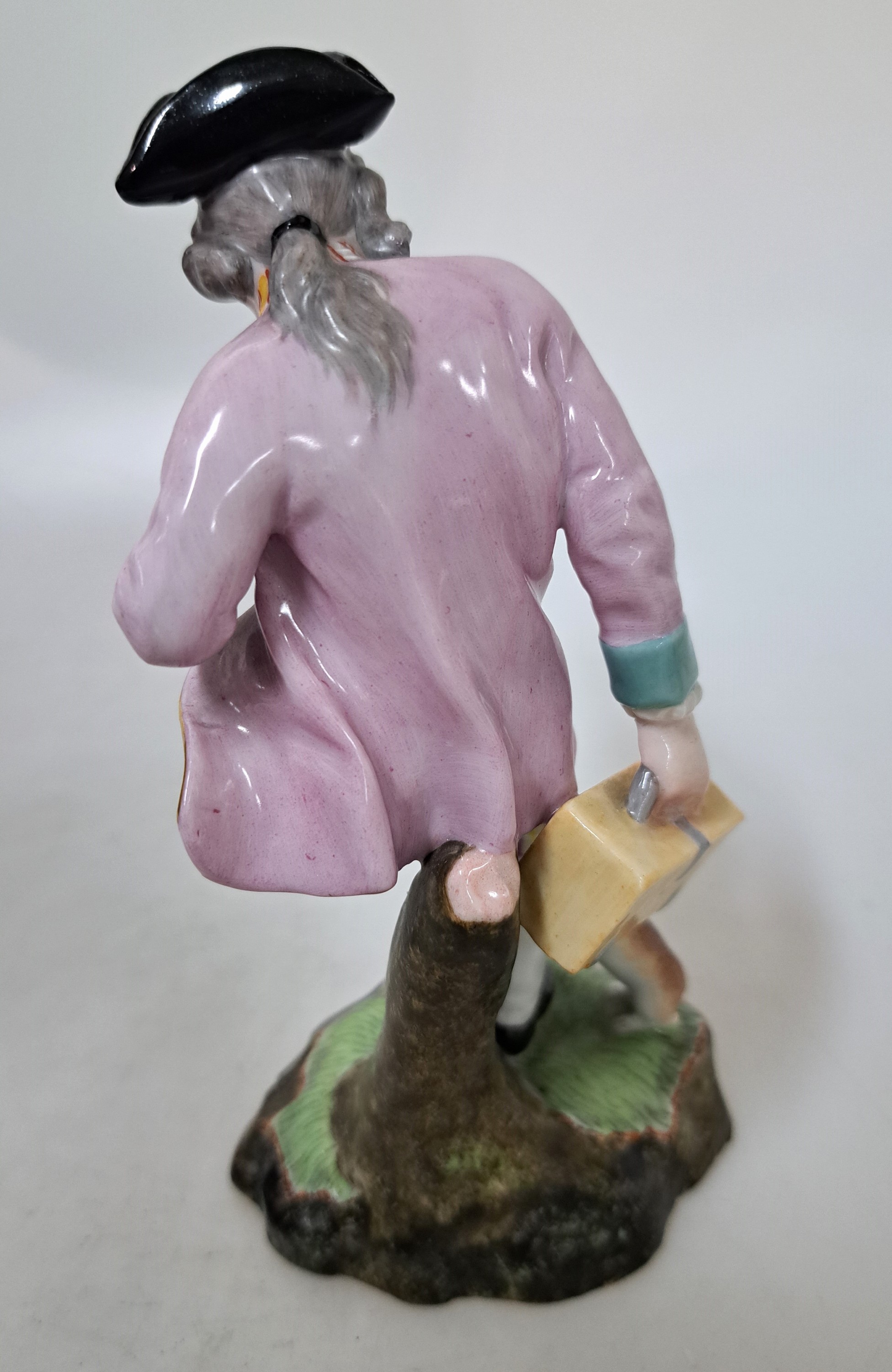 Detail c: Porzellanfigur, Hoechst, 19.Jh., Porzellan, farbig- und goldstaffiert, Radmarke, Reisender wird von Hund attackiert, H. 15 cm