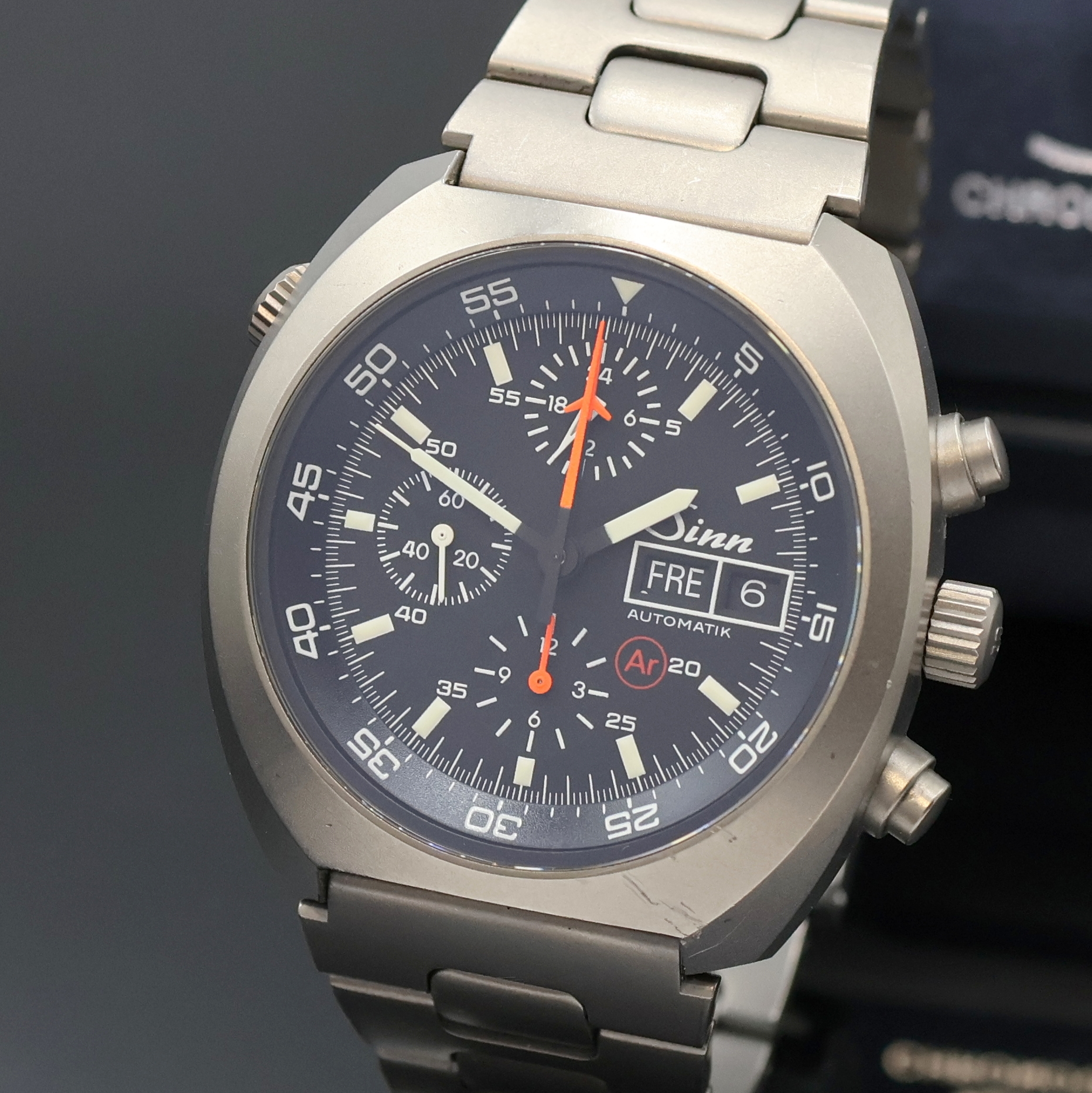 Detail a: SINN 142 Ti Armbandchronograph in Titan, Schweiz um 2005, Automatik, orig. Gliederband m. Faltschl., Boden verschr. m. "MISSION D1" Logo u. ...