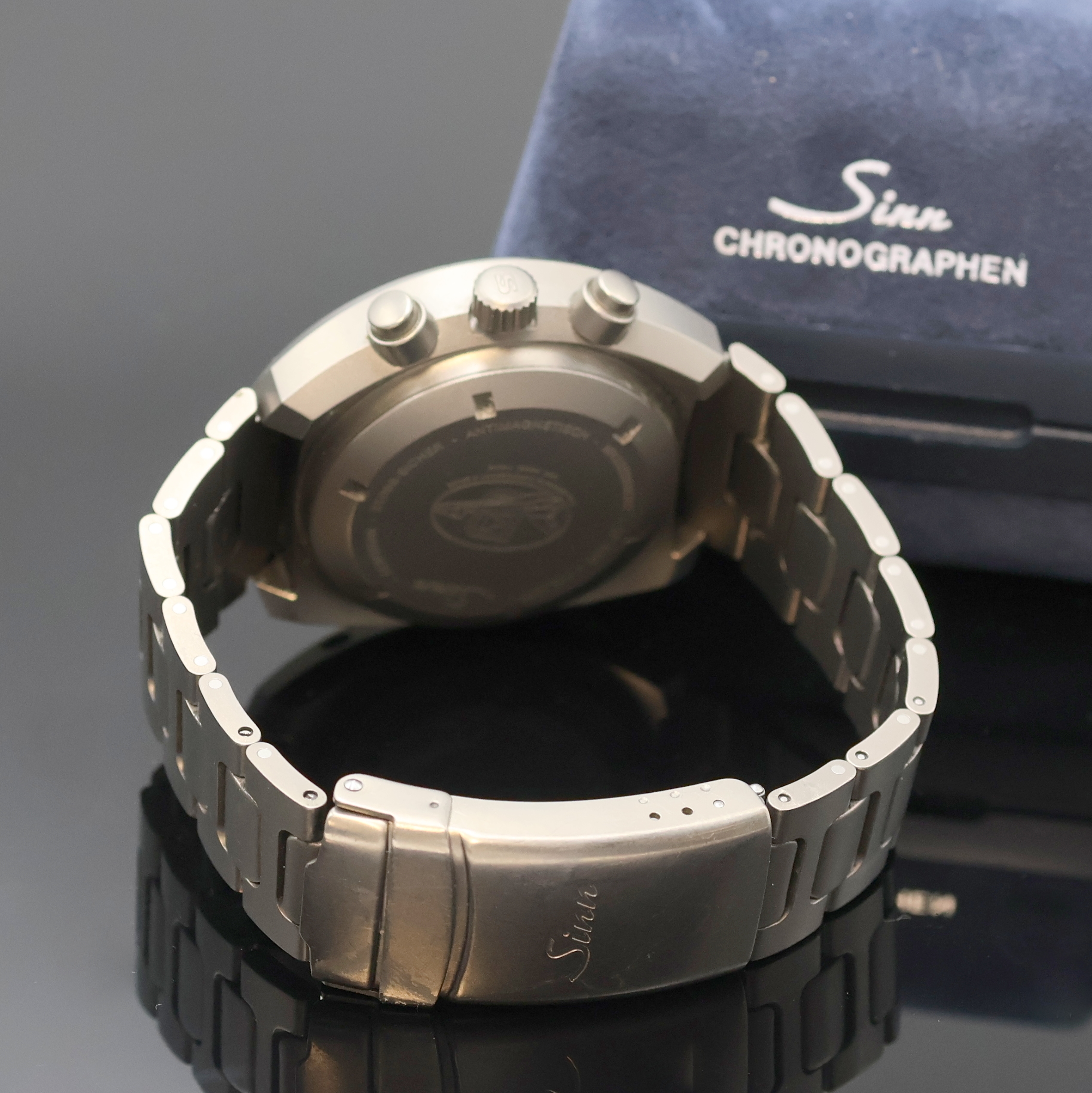 Detail b: SINN 142 Ti Armbandchronograph in Titan, Schweiz um 2005, Automatik, orig. Gliederband m. Faltschl., Boden verschr. m. "MISSION D1" Logo u. ...