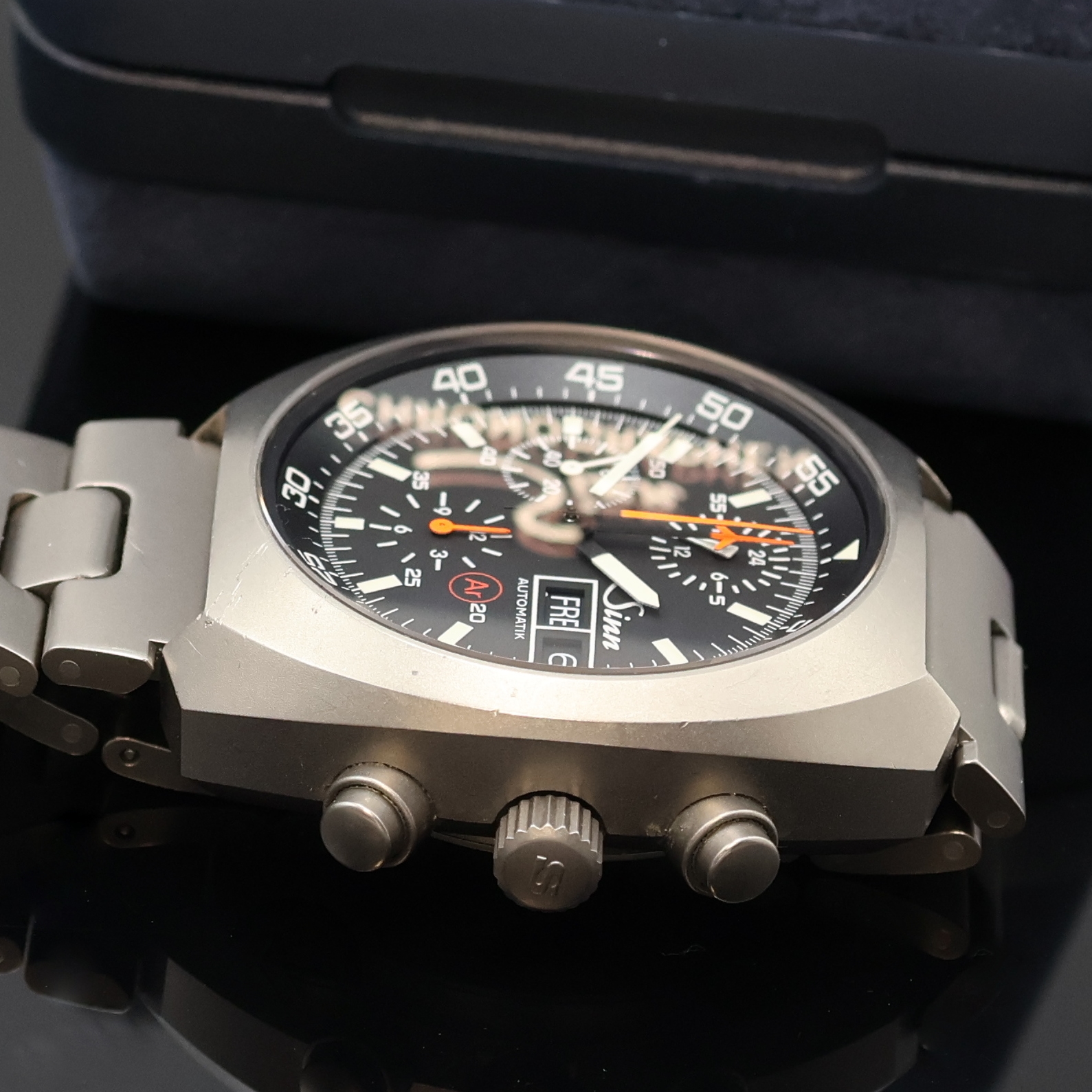 Detail c: SINN 142 Ti Armbandchronograph in Titan, Schweiz um 2005, Automatik, orig. Gliederband m. Faltschl., Boden verschr. m. "MISSION D1" Logo u. ...